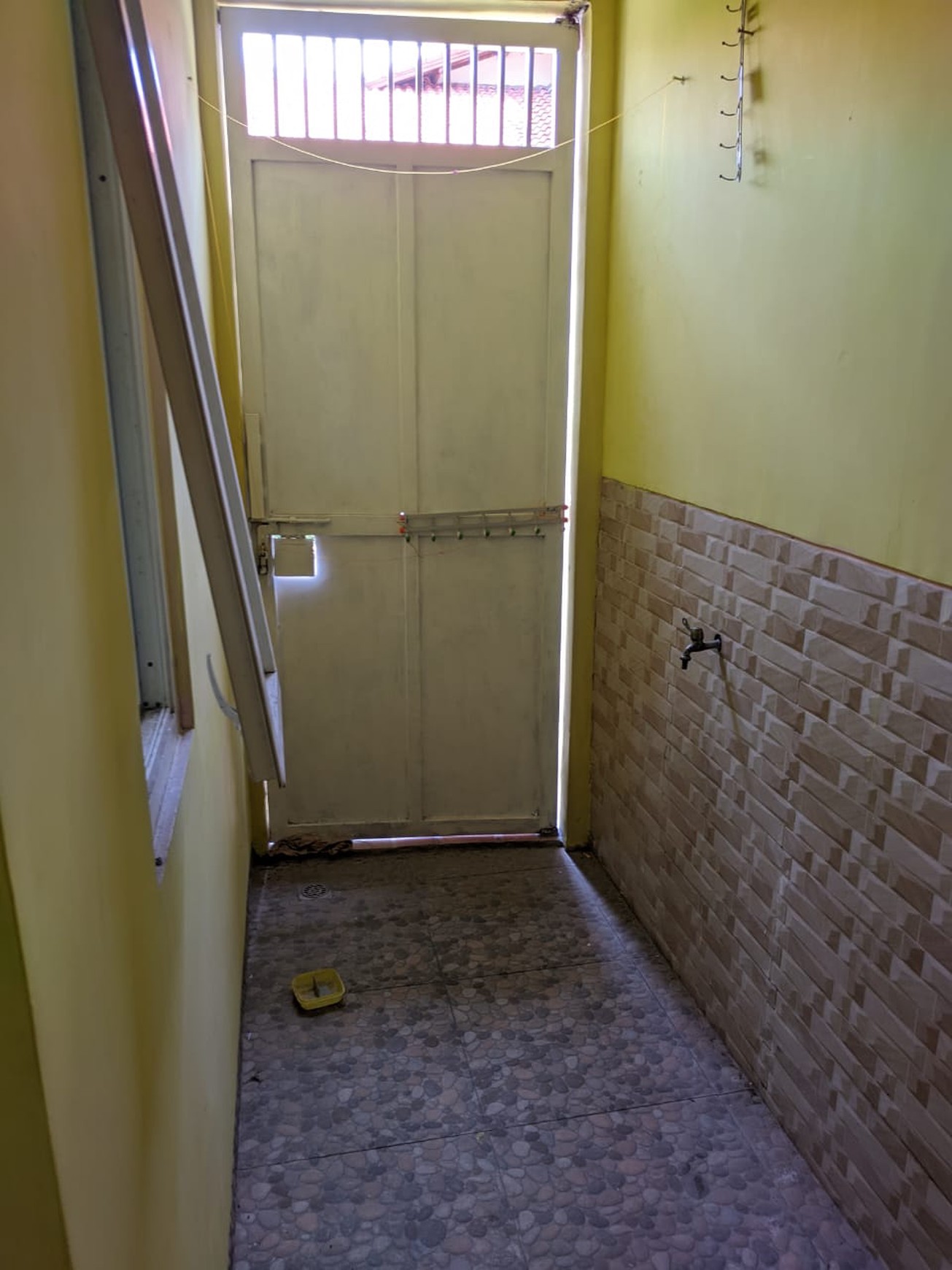 Dijual Rumah Strategis di Semolowaru Elok, 4 Kamar Tidur, Harga Rp 1,5 M Nego