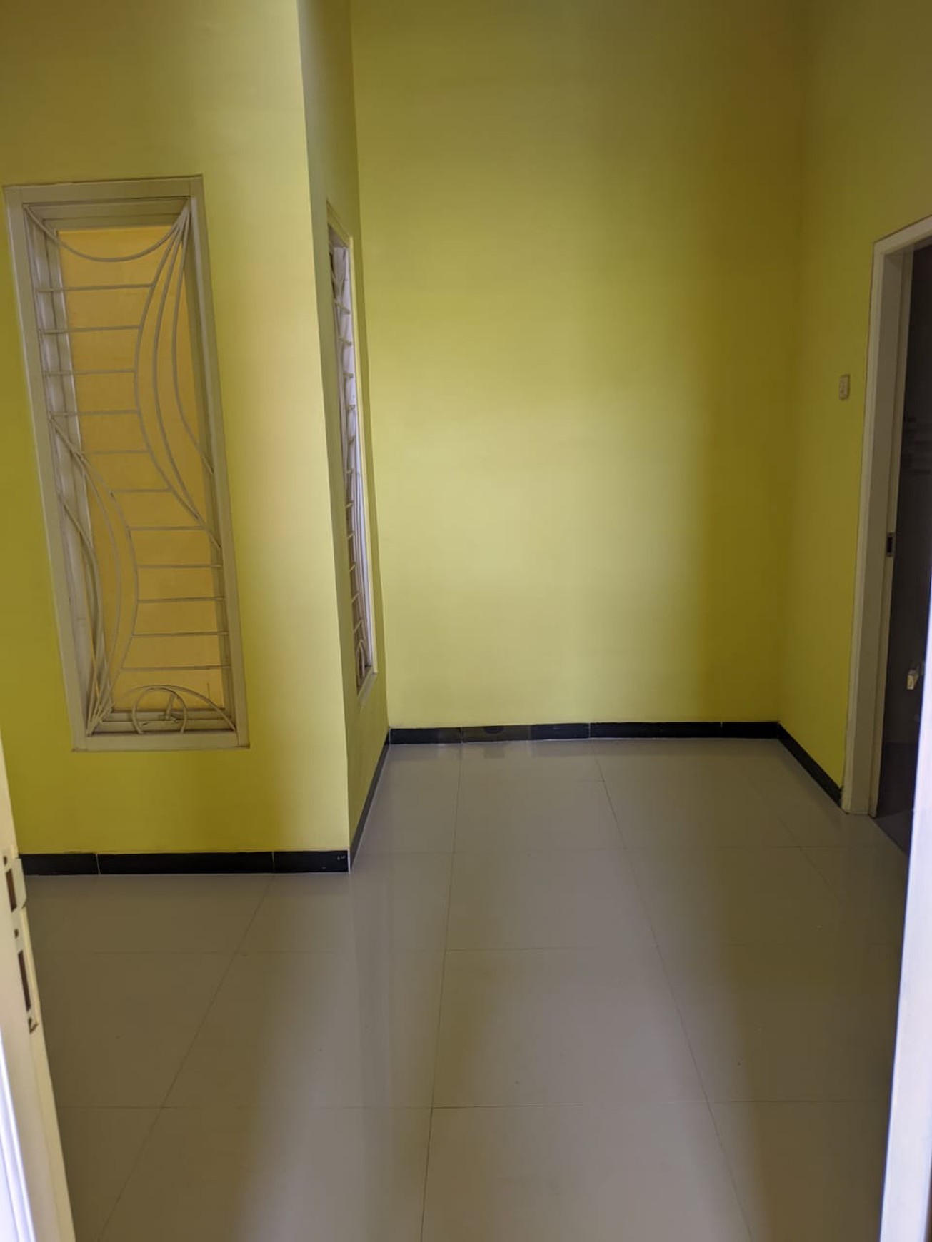 Dijual Rumah Strategis di Semolowaru Elok, 4 Kamar Tidur, Harga Rp 1,5 M Nego