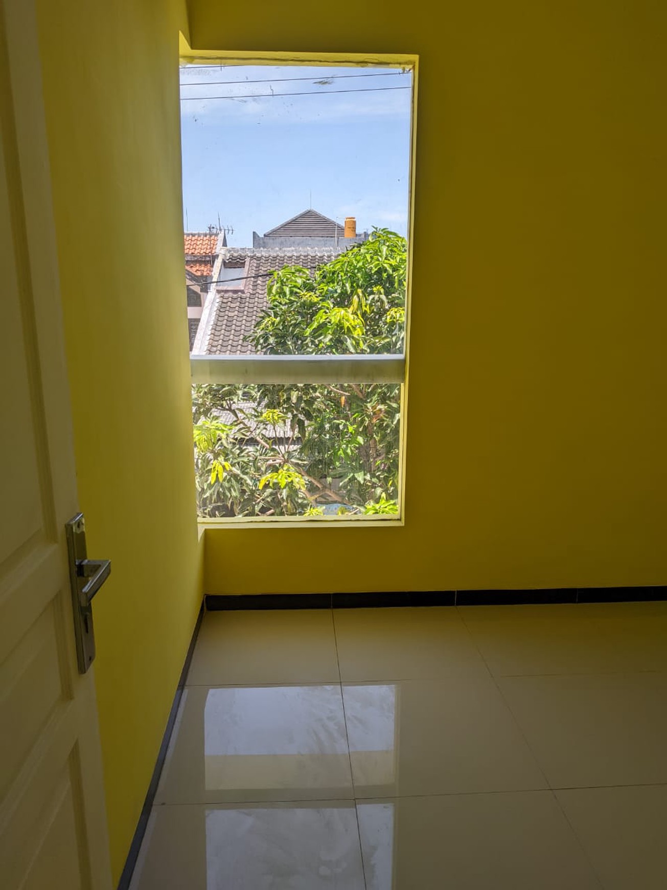 Dijual Rumah Strategis di Semolowaru Elok, 4 Kamar Tidur, Harga Rp 1,5 M Nego