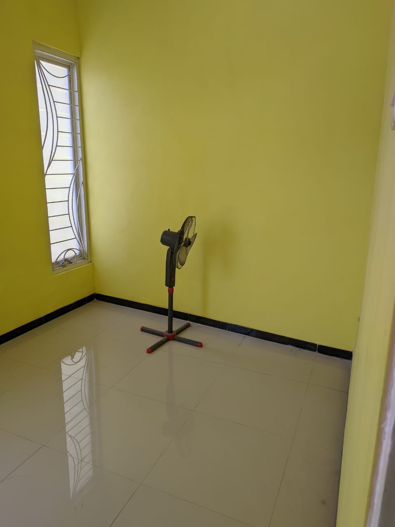 Dijual Rumah Strategis di Semolowaru Elok, 4 Kamar Tidur, Harga Rp 1,5 M Nego