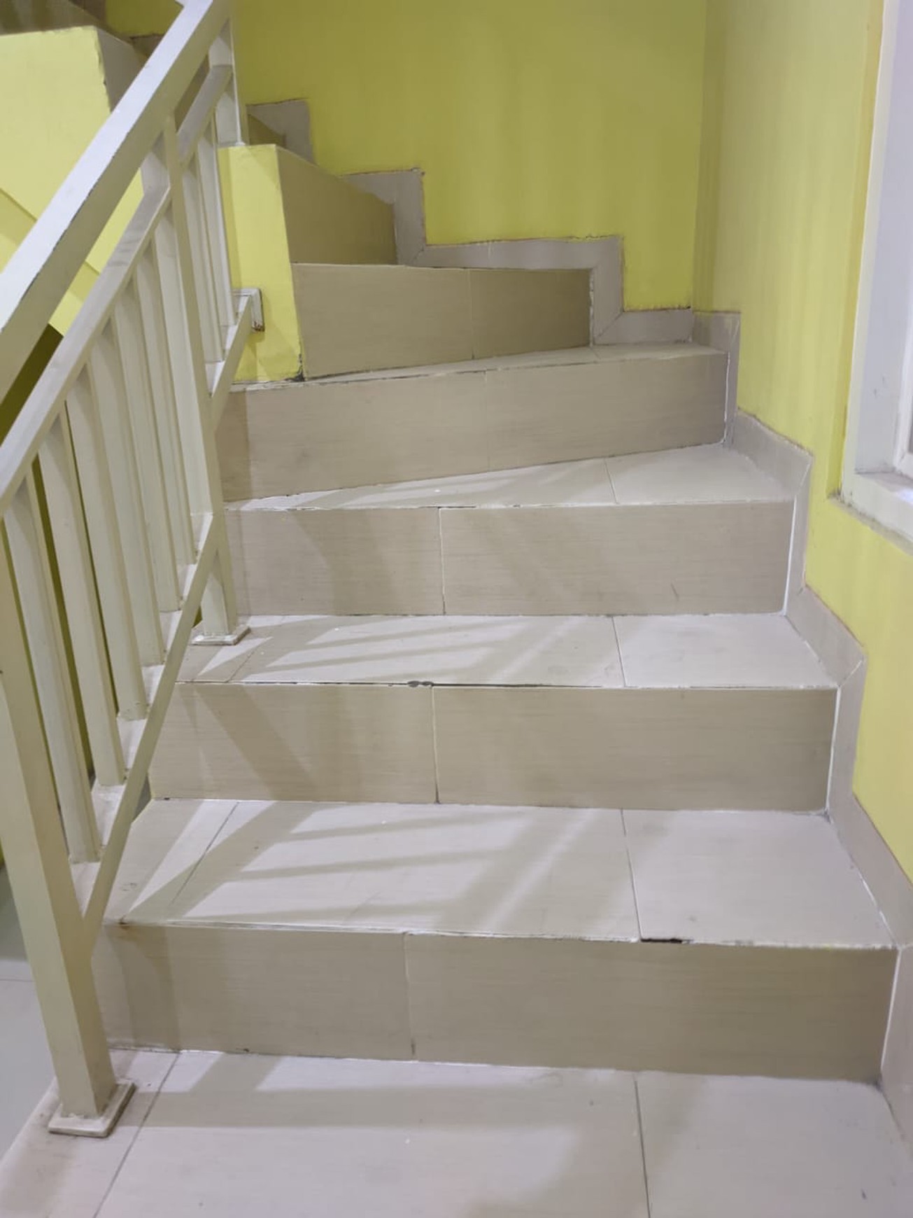 Dijual Rumah Strategis di Semolowaru Elok, 4 Kamar Tidur, Harga Rp 1,5 M Nego