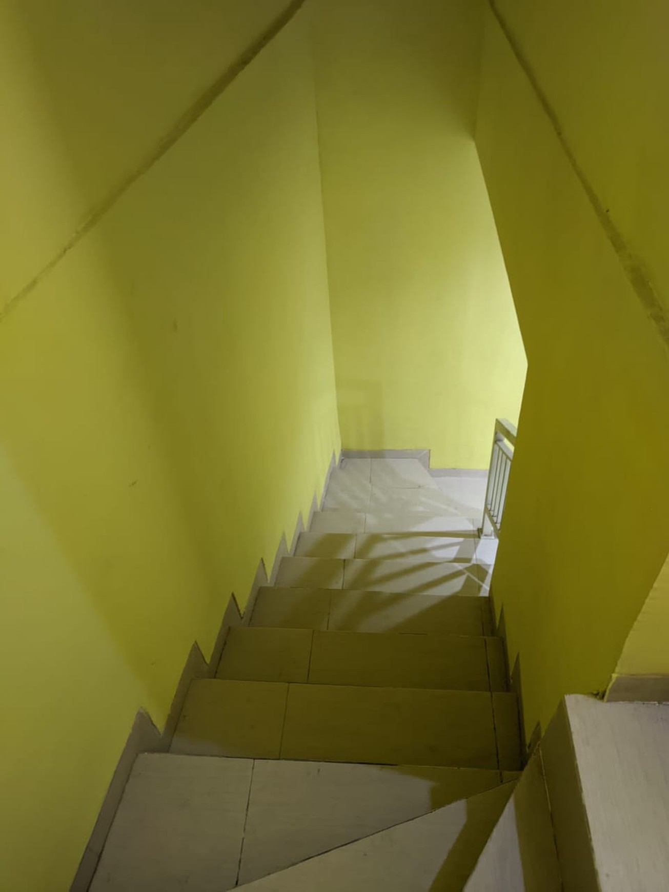 Dijual Rumah Strategis di Semolowaru Elok, 4 Kamar Tidur, Harga Rp 1,5 M Nego