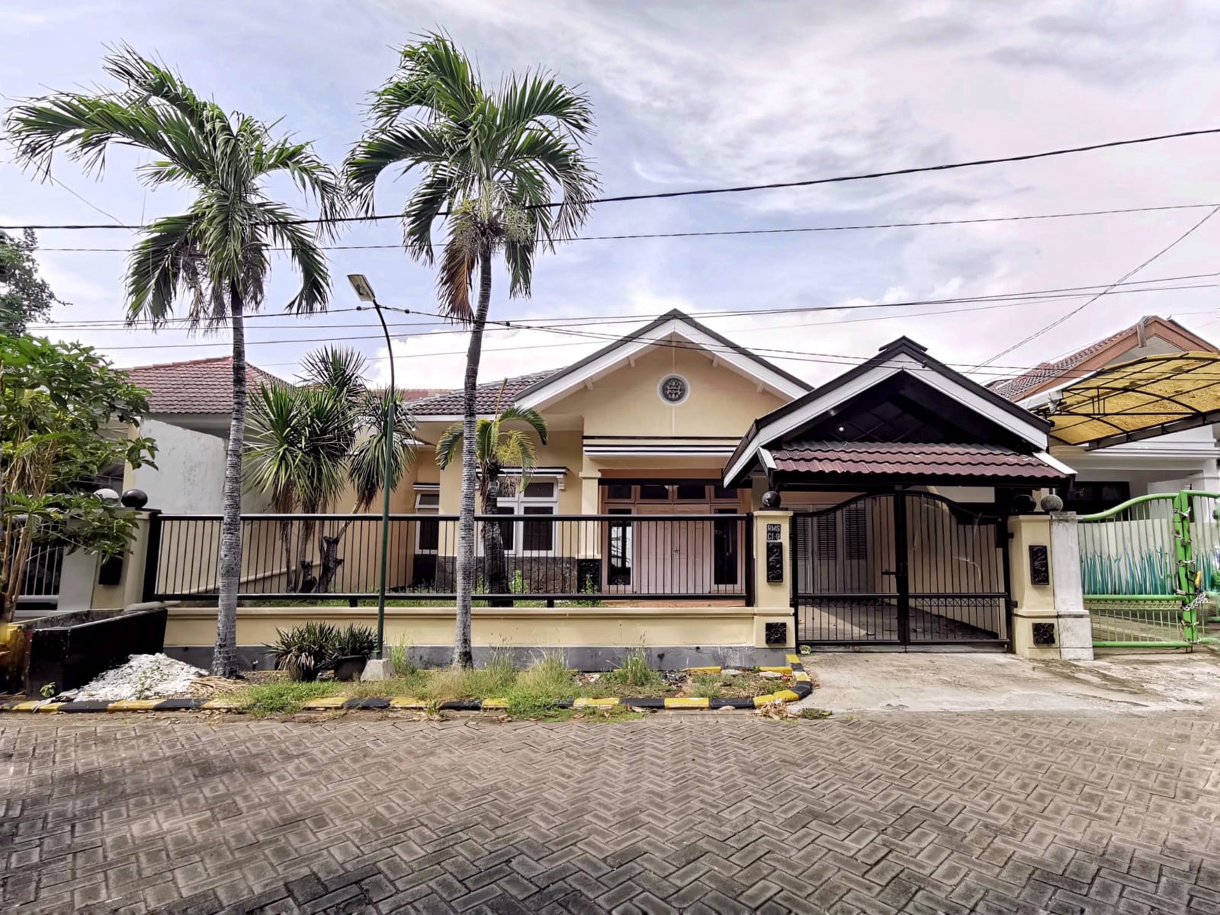 Rumah Luas Tenang Row Jalan Lebar Harga Spesial Rungkut, Surabaya