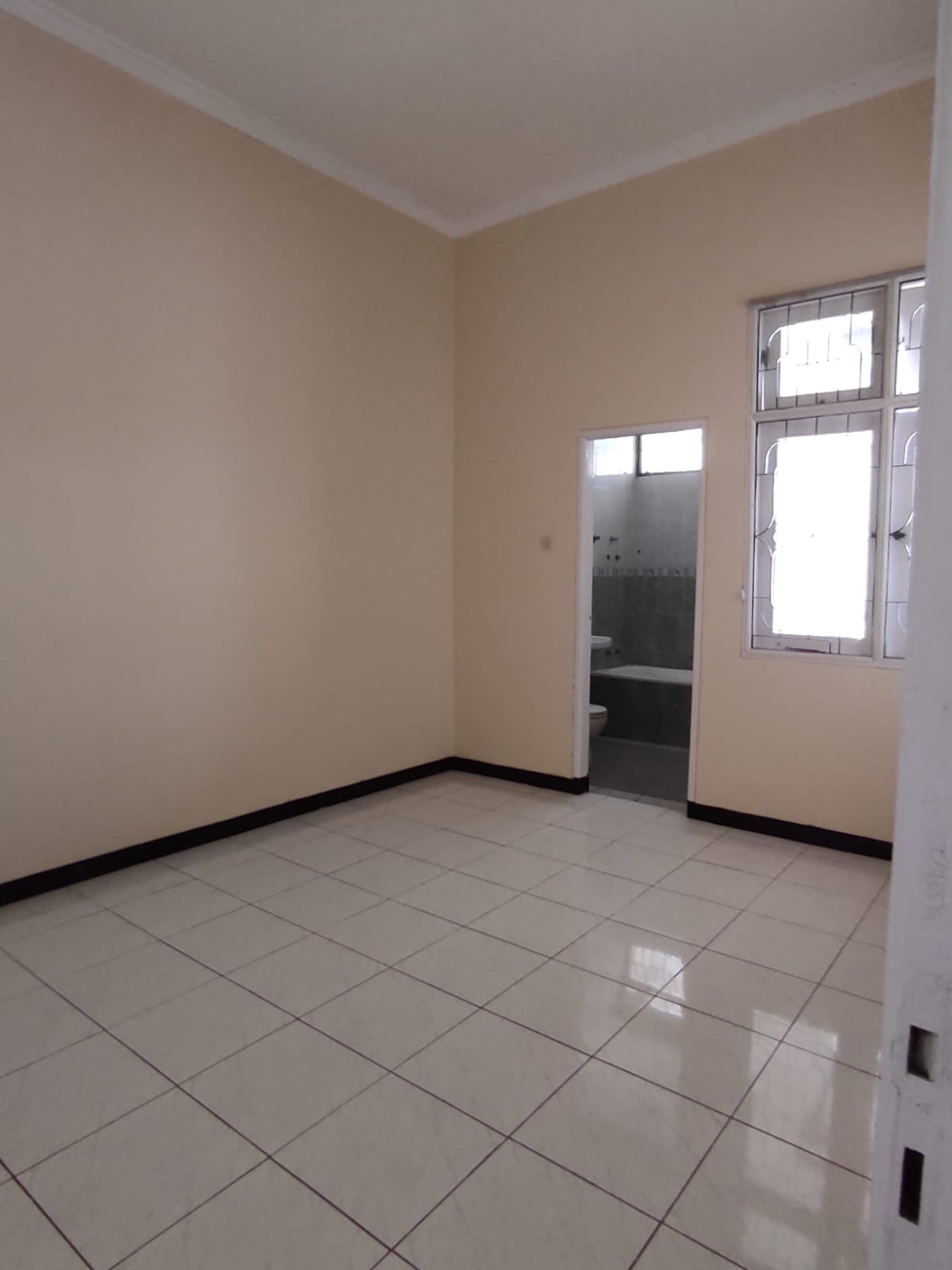 Rumah Luas Tenang Row Jalan Lebar Harga Spesial Rungkut, Surabaya