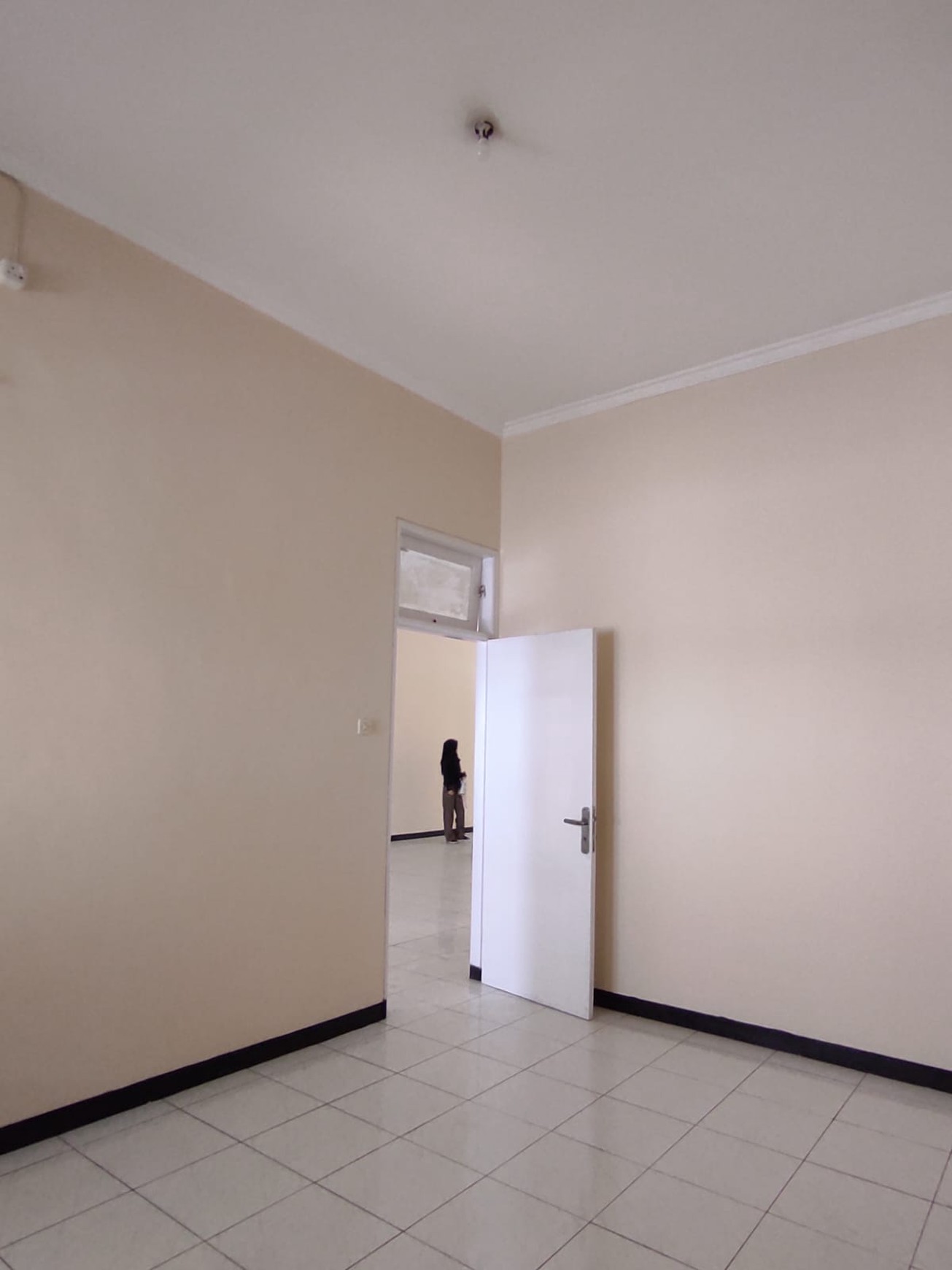 Rumah Luas Tenang Row Jalan Lebar Harga Spesial Rungkut, Surabaya