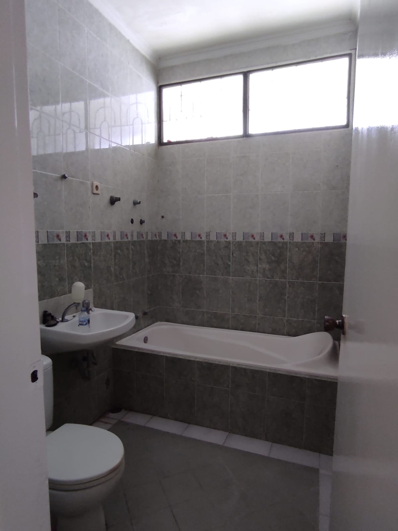 Rumah Luas Tenang Row Jalan Lebar Harga Spesial Rungkut, Surabaya