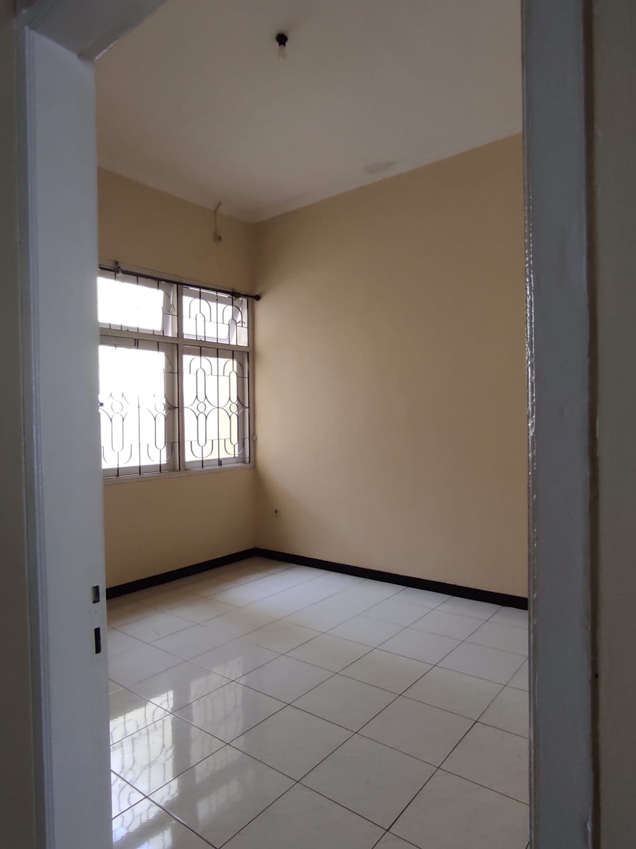 Rumah Luas Tenang Row Jalan Lebar Harga Spesial Rungkut, Surabaya