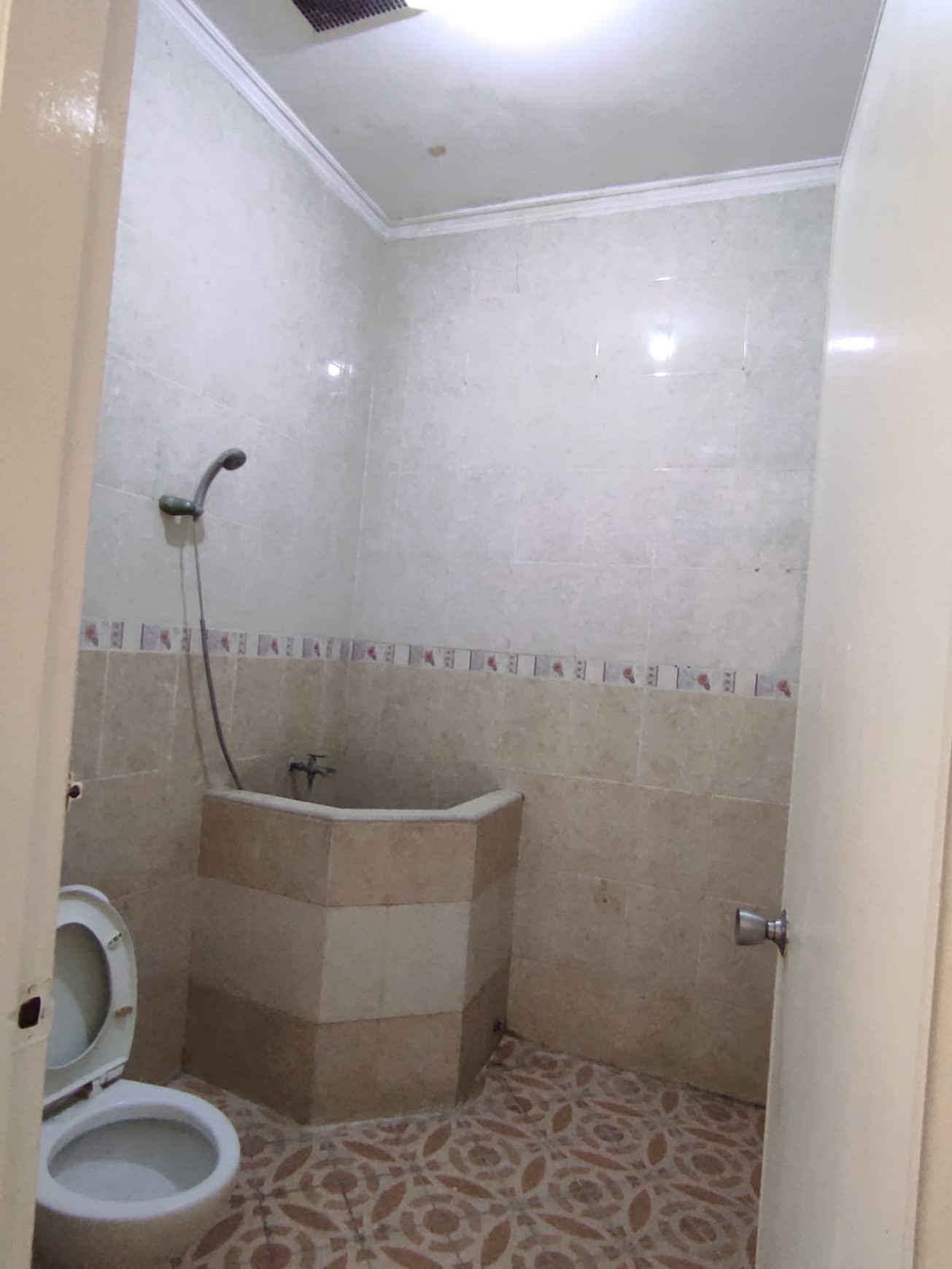 Rumah Luas Tenang Row Jalan Lebar Harga Spesial Rungkut, Surabaya