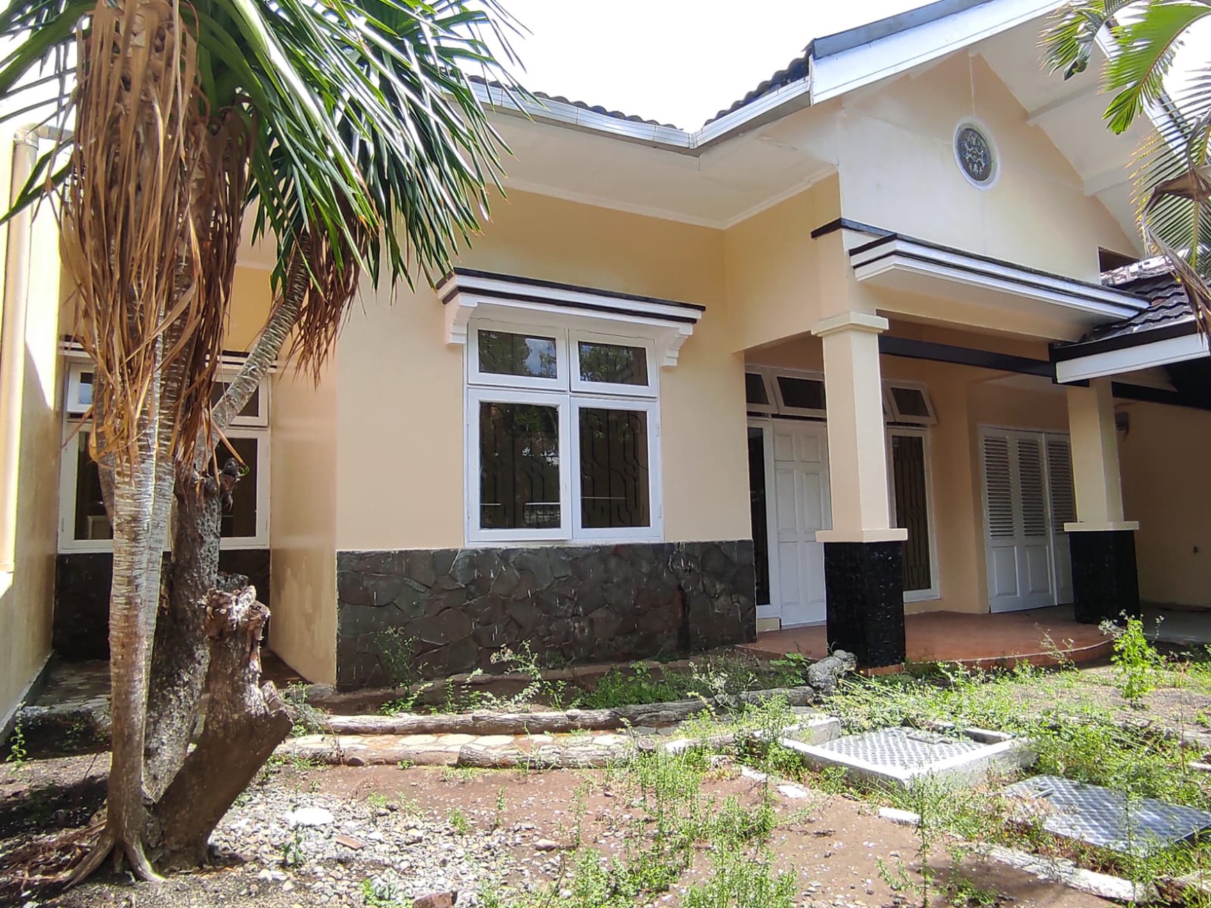 Rumah Luas Tenang Row Jalan Lebar Harga Spesial Rungkut, Surabaya