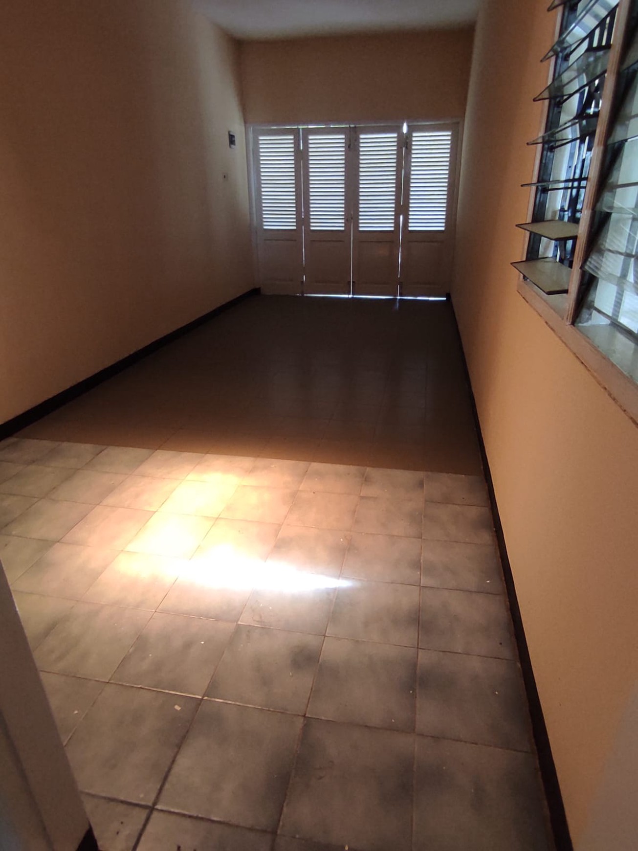 Rumah Luas Tenang Row Jalan Lebar Harga Spesial Rungkut, Surabaya