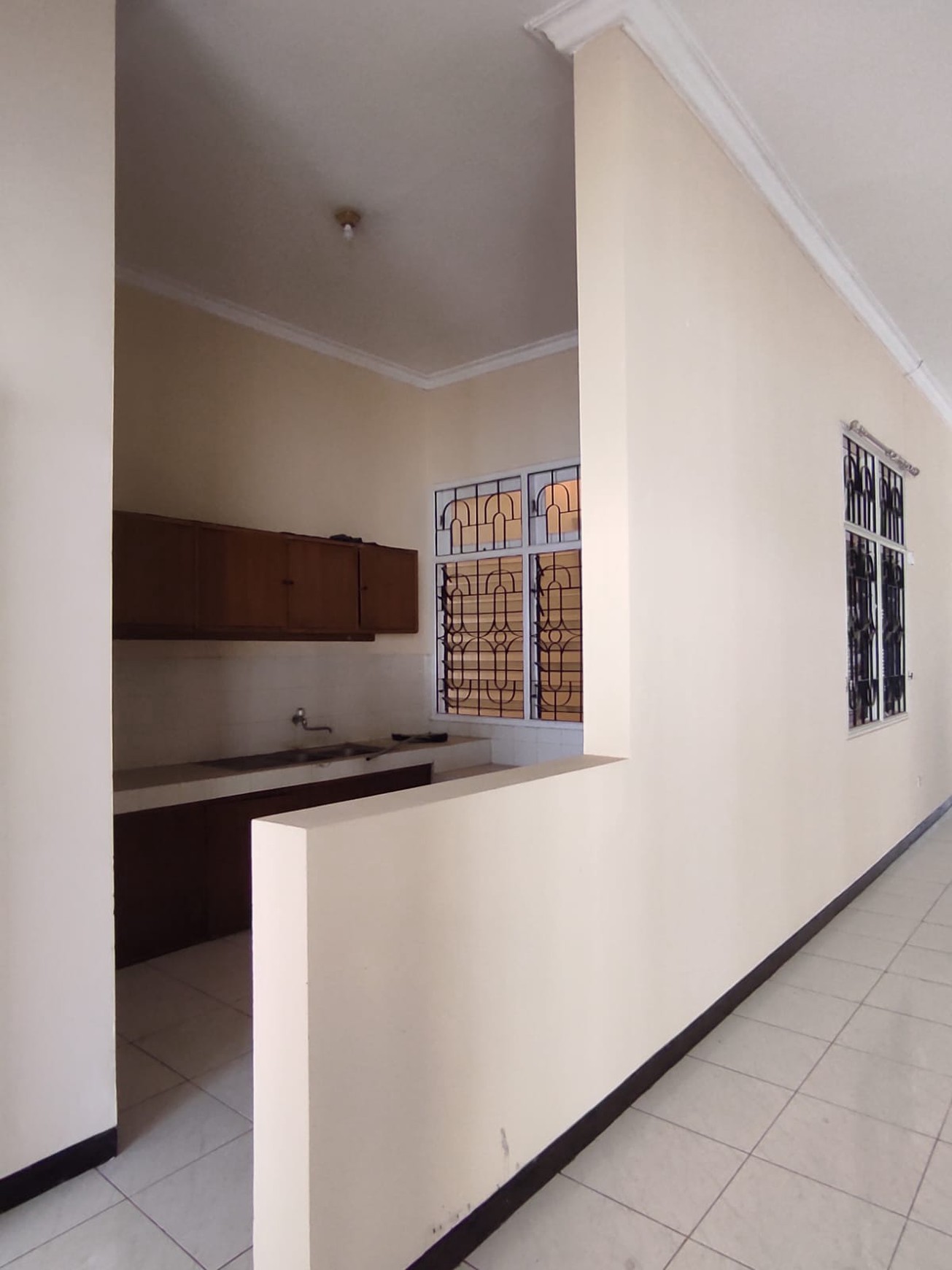 Rumah Luas Tenang Row Jalan Lebar Harga Spesial Rungkut, Surabaya