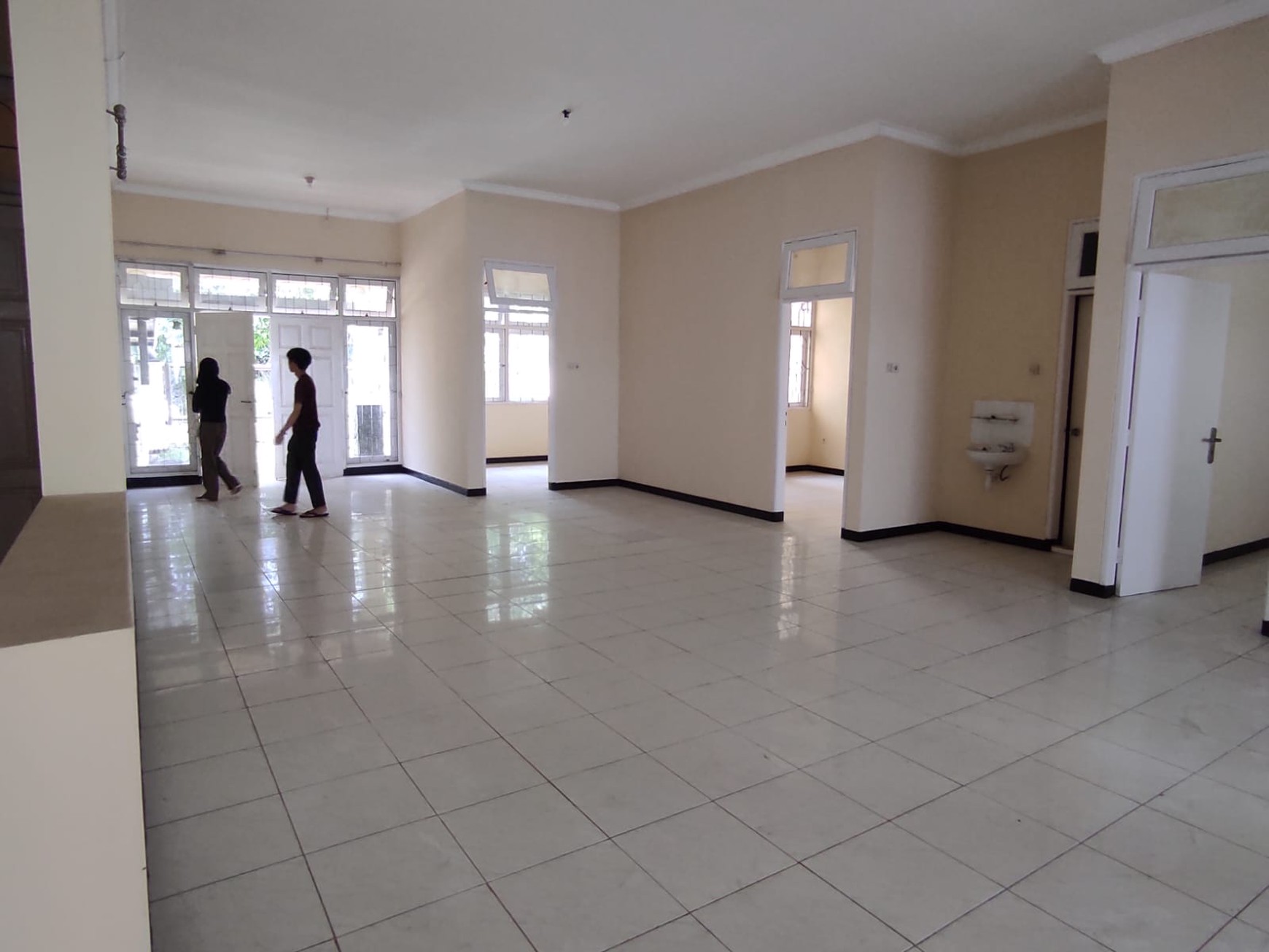 Rumah Luas Tenang Row Jalan Lebar Harga Spesial Rungkut, Surabaya