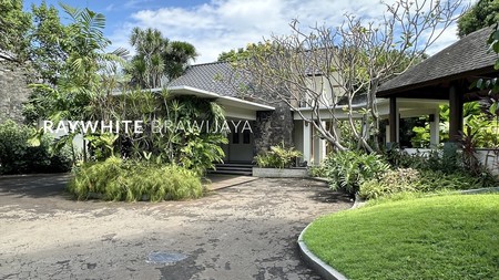 Rumah Bergaya Tropical Resort Area Cilandak Barat