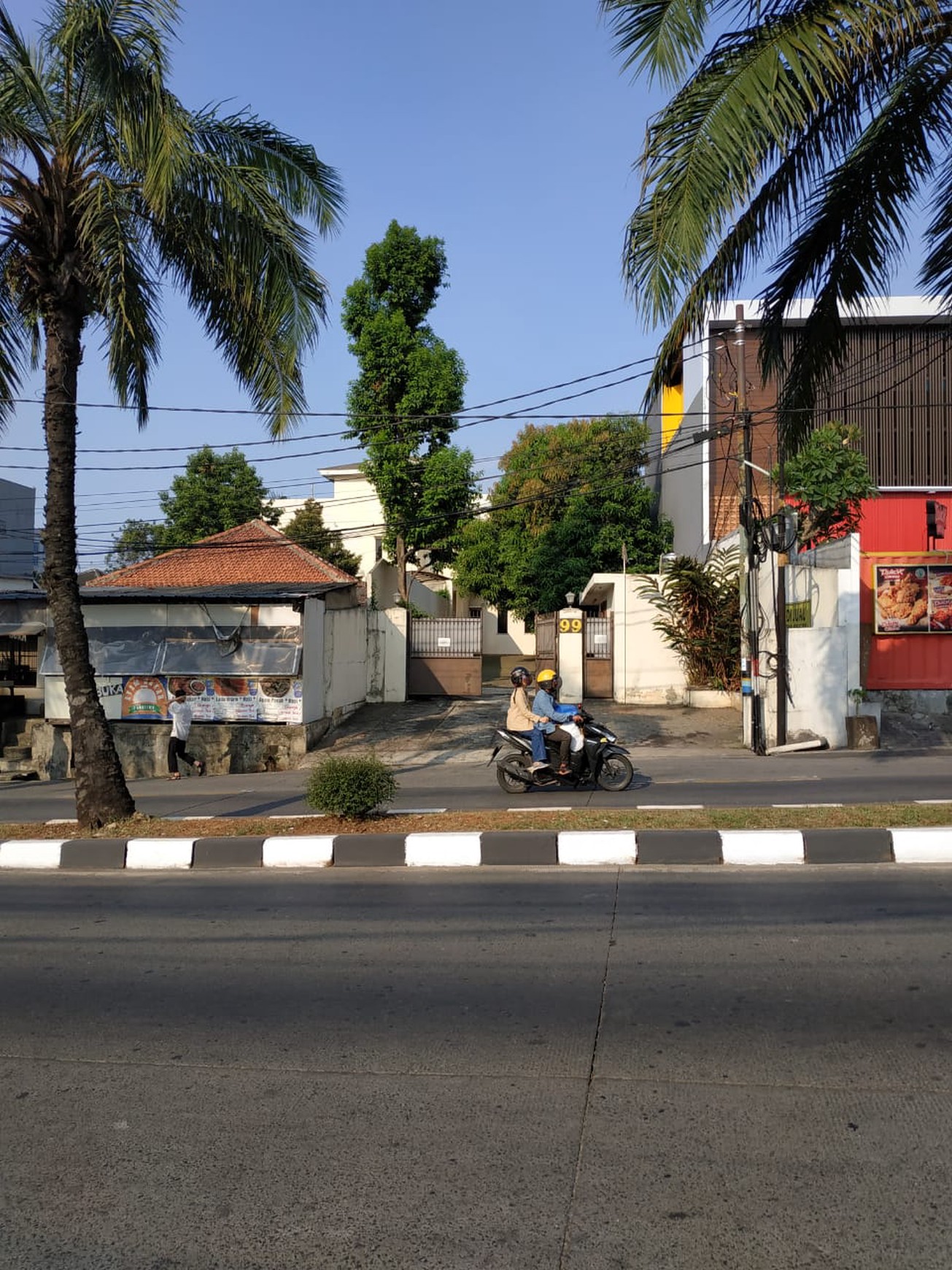 Ampera ragunan pertanian raya luas 1098  kantor dekat busway