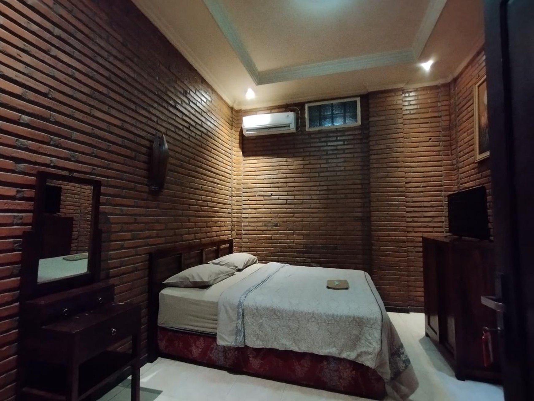 Flash Sale. Hotel melati pinggir jalan raya di Kediri