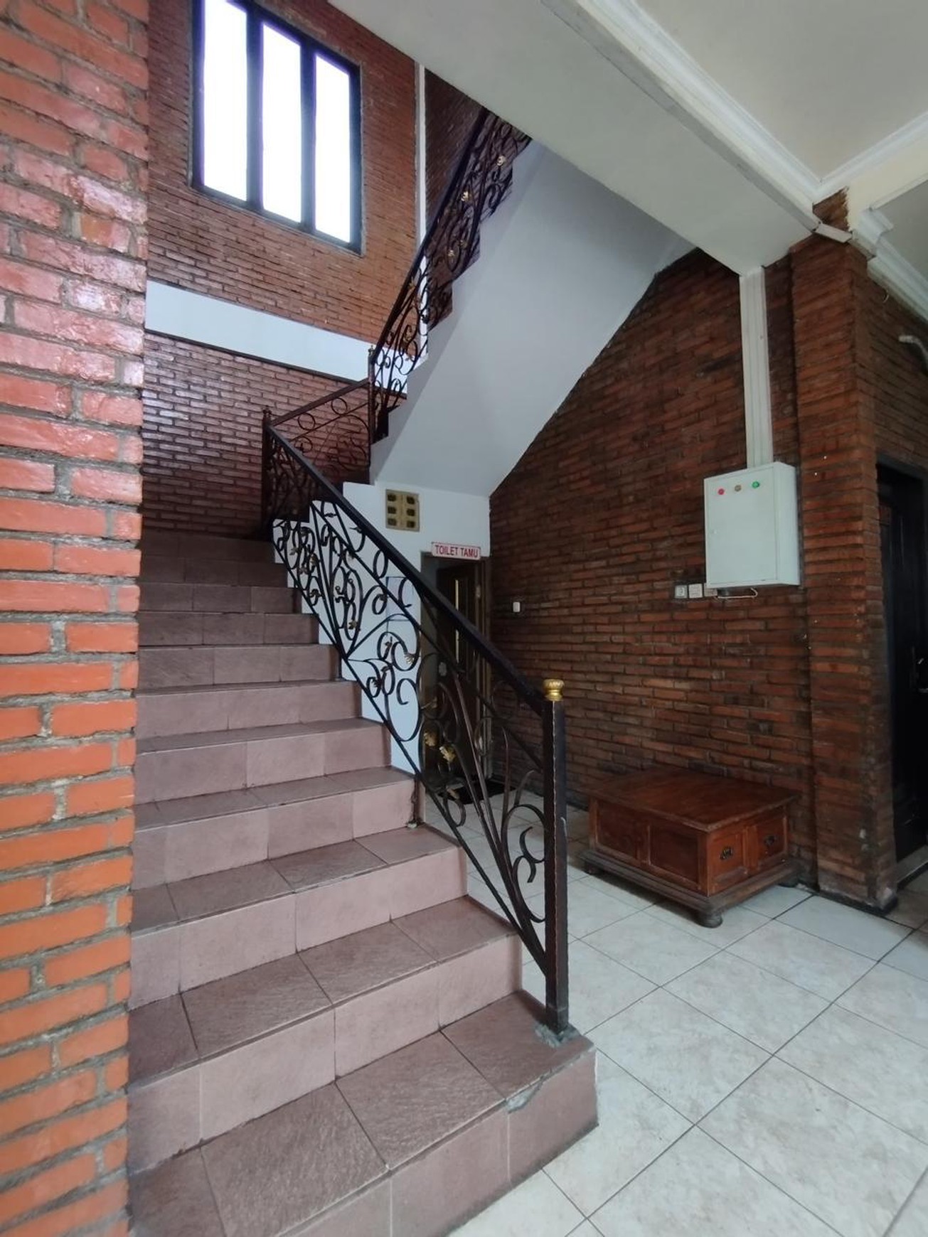 Flash Sale. Hotel melati pinggir jalan raya di Kediri