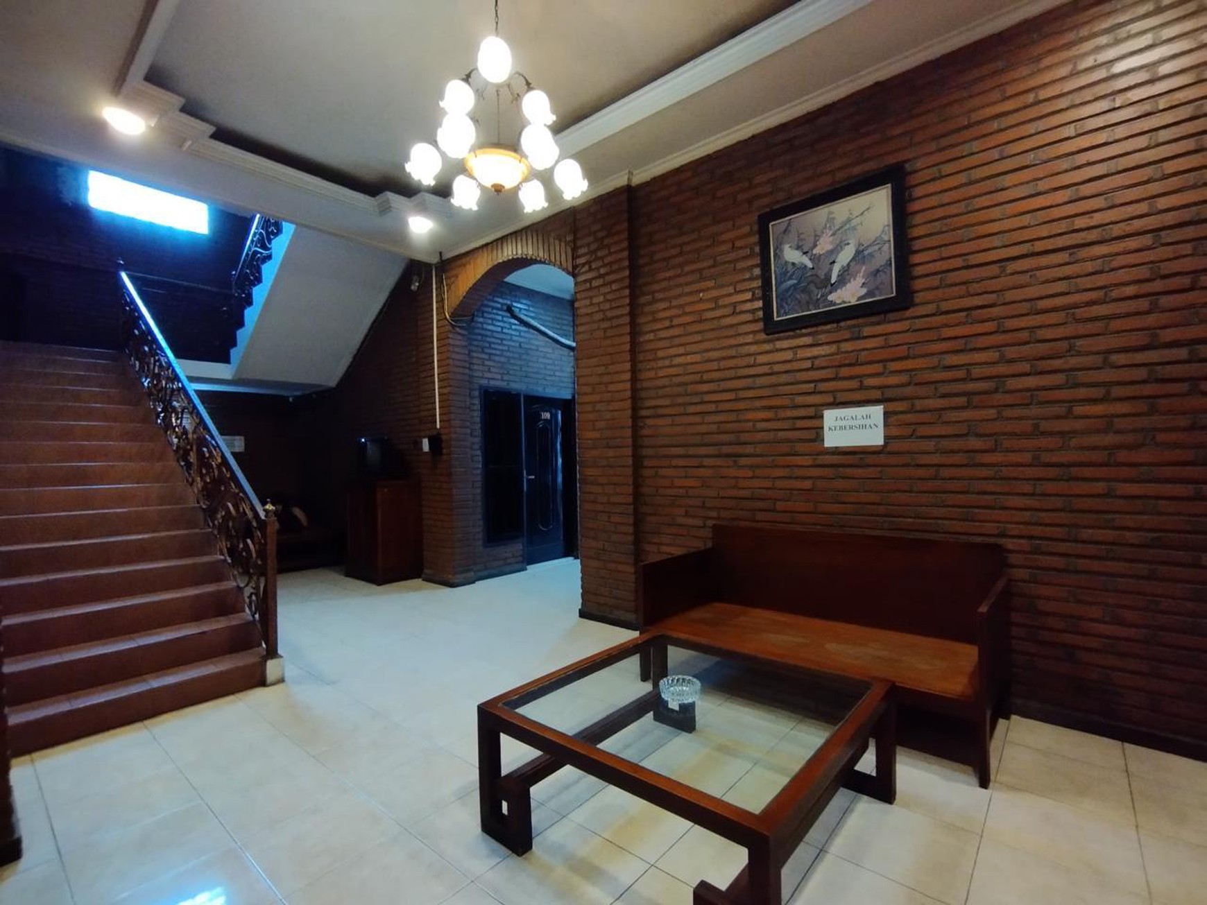 Flash Sale. Hotel melati pinggir jalan raya di Kediri