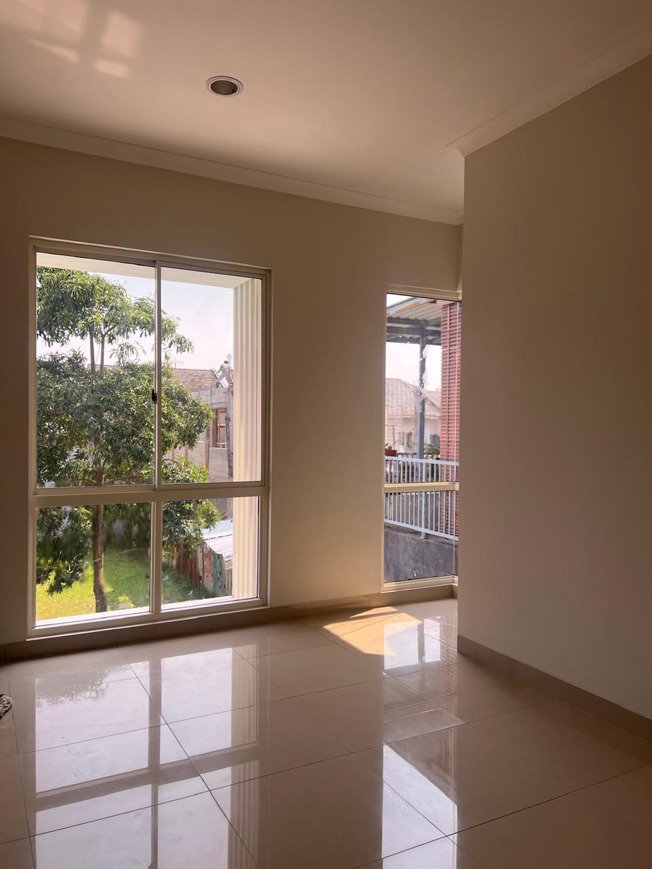 Rumah 2 Lantai Siap Huni di The Green BSD Dekat Tol