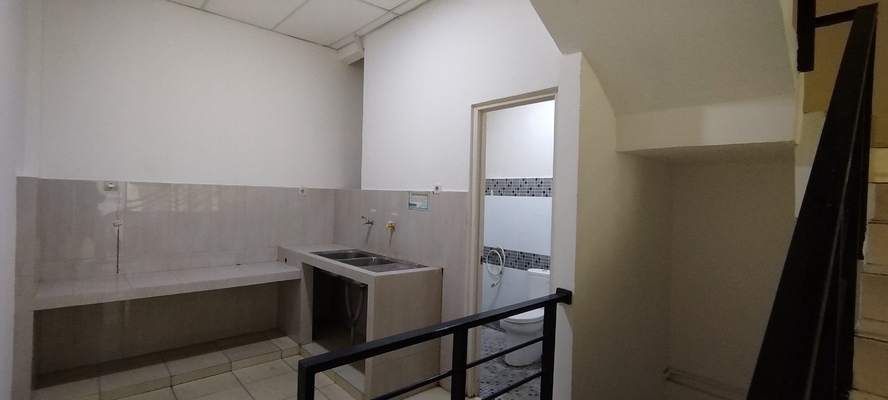 Ruko 4 lantai siap pakai di Ketapang Utara, Gajah Mada, Taman Sari