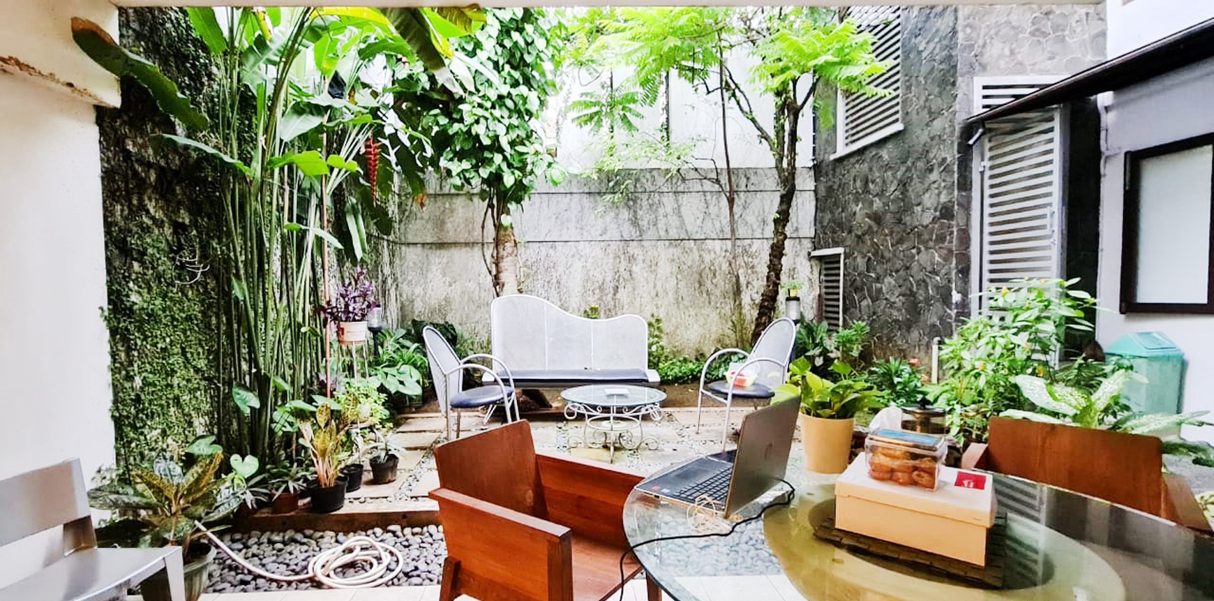 Rumah Cantik Siap Huni Dengan Taman Belakang Di Bintaro Sektor 7