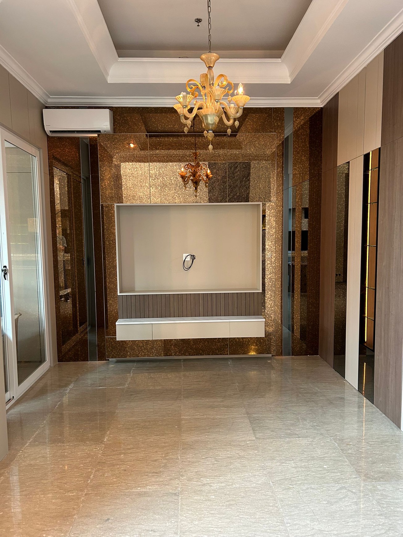 Disewakan Cepat dan Murah! Townhouse Mewah 2 Lantai di Kawasan Prestisius Kebayoran Baru