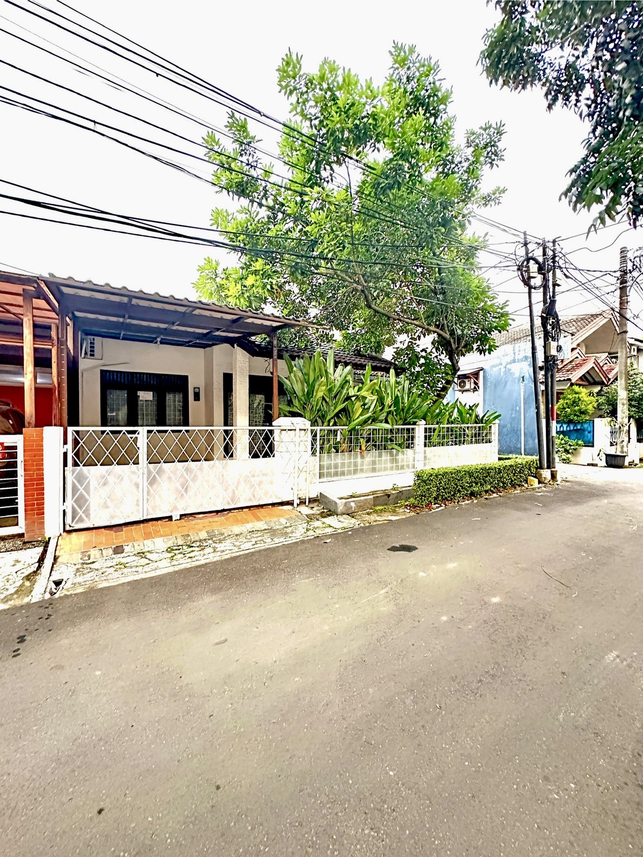 Rumah Hoek Dekat Sekolah dan KRL di Cucur Bintaro Sektor 4 Tangerang Selatan