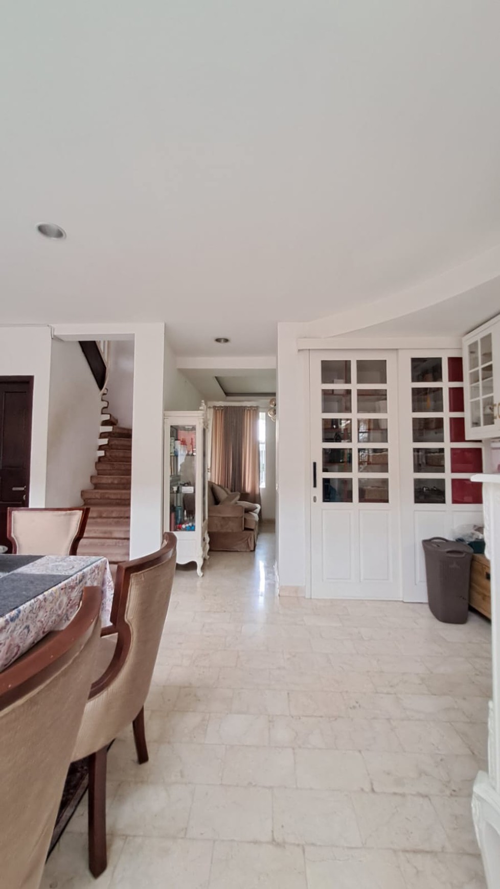 Rumah Cantik Bersih Siap Huni di Bintaro Jaya dengan Luas 216 m2 dan Bangunan 200 m2 Surat SHM KT 3+1 dan KM 3+1.