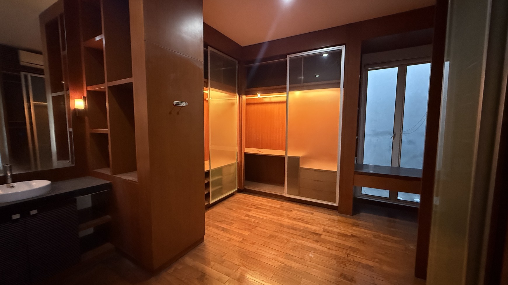 COZY AND BEAUTIFUL HOUSE AT SENOPATI AREA