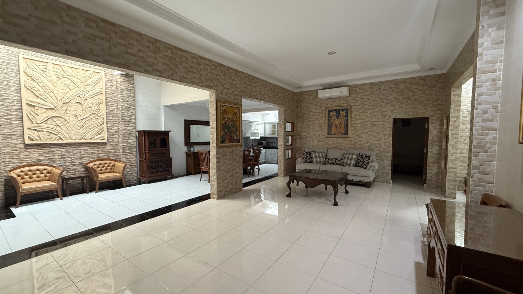 COZY AND BEAUTIFUL HOUSE AT SENOPATI AREA