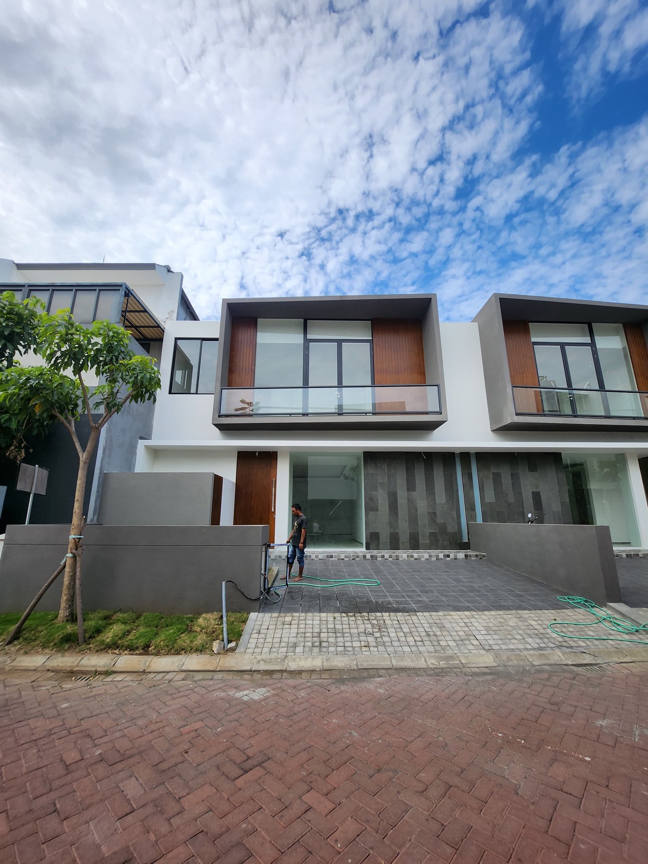 Dijual Rumah Baru PARK AVENUE Dian Istana Wiyung Surabaya