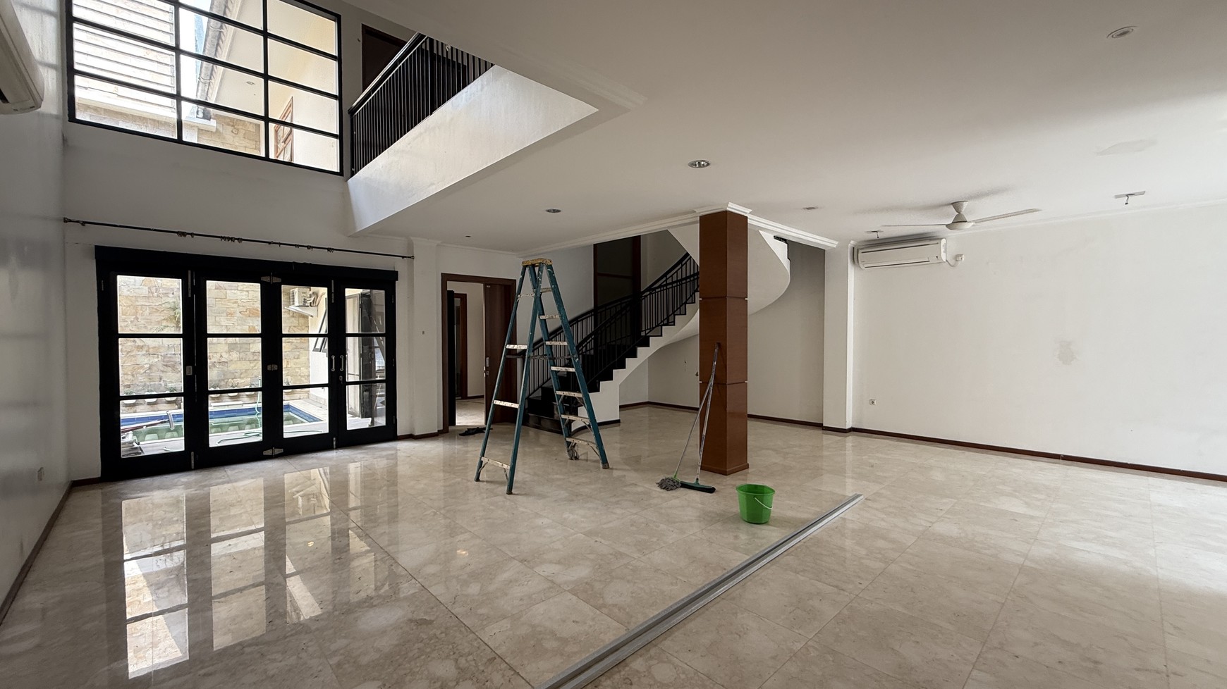 MODERN AND BEAUTIFUL HOUSE AT SENOPATI AREA