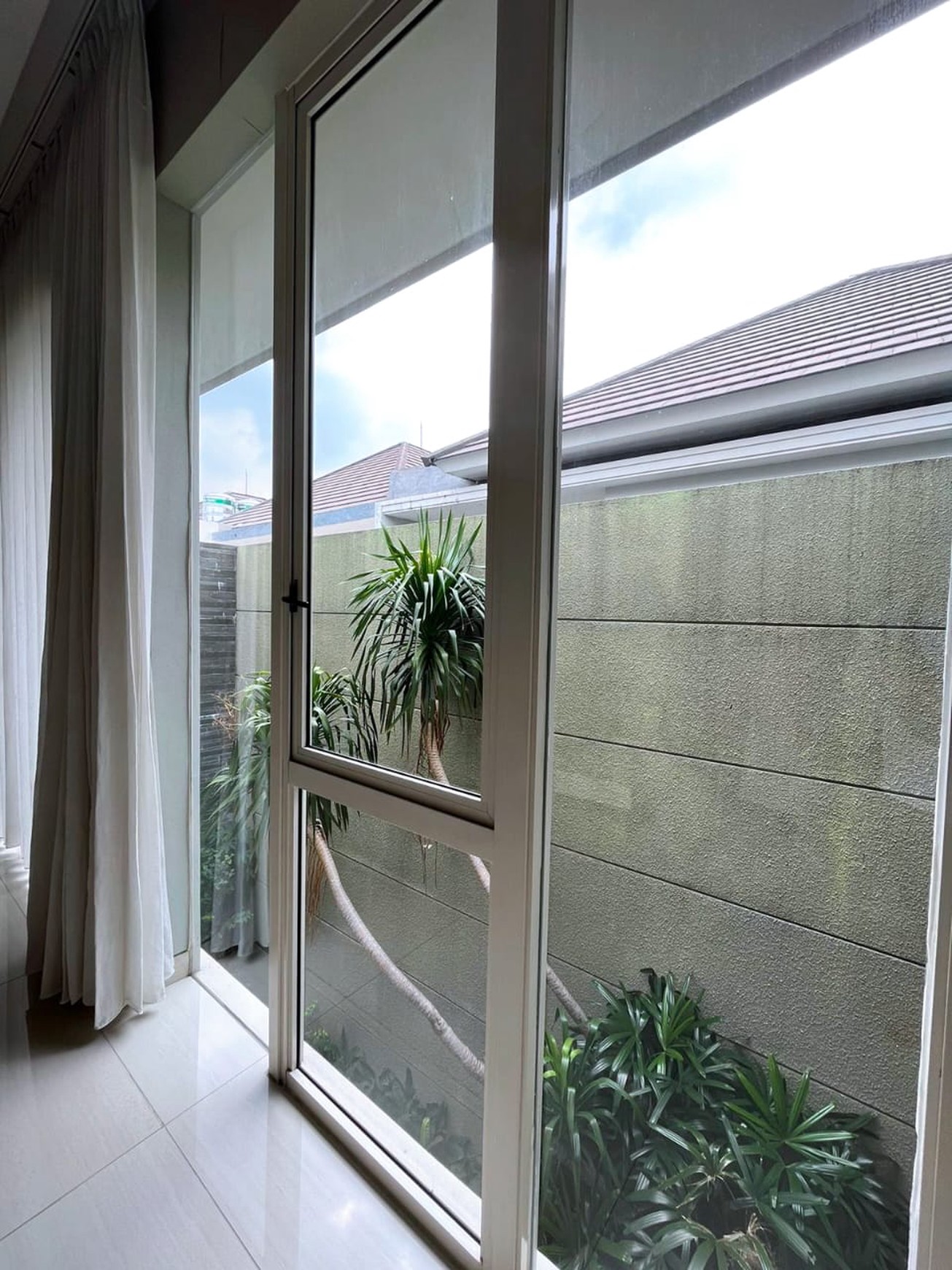 MURAH LUAS Dijual Rumah Wisata Bukit Mas 2 Grand Palais  Full Furnished By Vinoti Living - Garasi Carport 3 Mobil Strategis Dekat Citraland, Pakuwon Indah , Ptc, Supermall