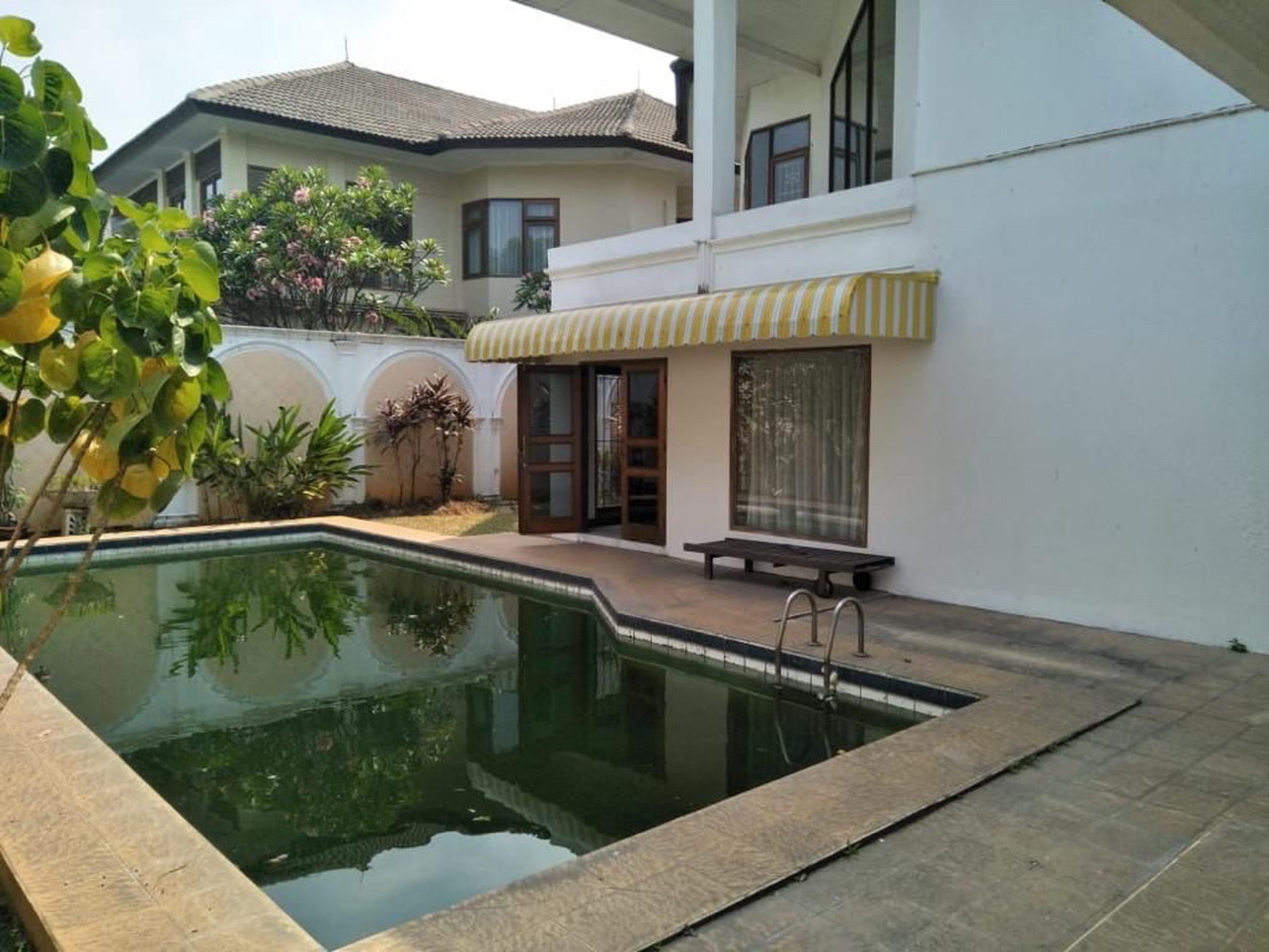 Disewakan Rumah Nyaman Dalam Cluster Lokasi Di Jl. Kenanga, Ampera, Jakarta Selatan