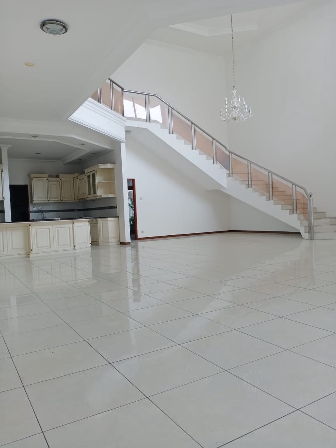 Disewakan Rumah Nyaman Dalam Cluster Lokasi Di Jl. Kenanga, Ampera, Jakarta Selatan