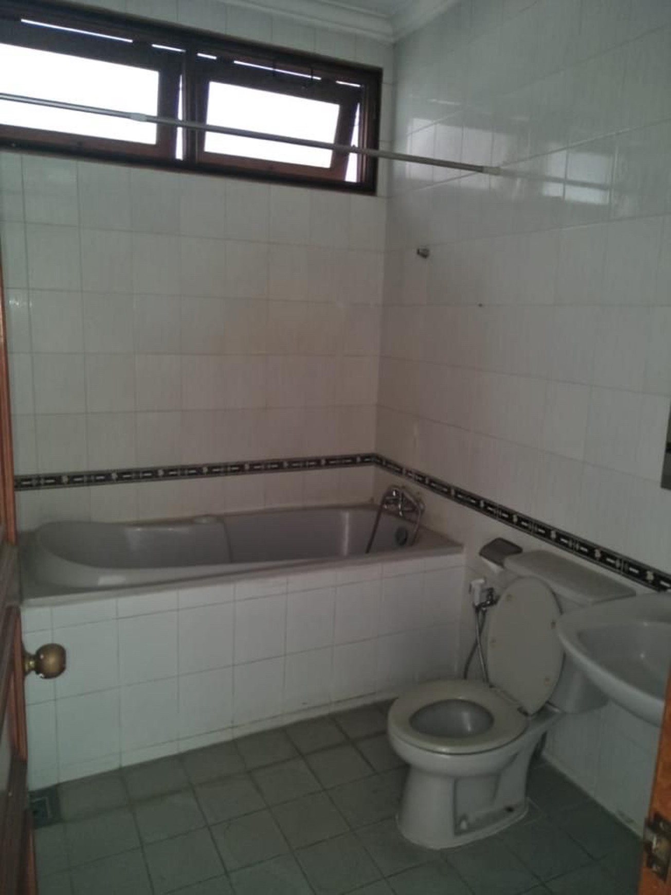 Disewakan Rumah Nyaman Dalam Cluster Lokasi Di Jl. Kenanga, Ampera, Jakarta Selatan