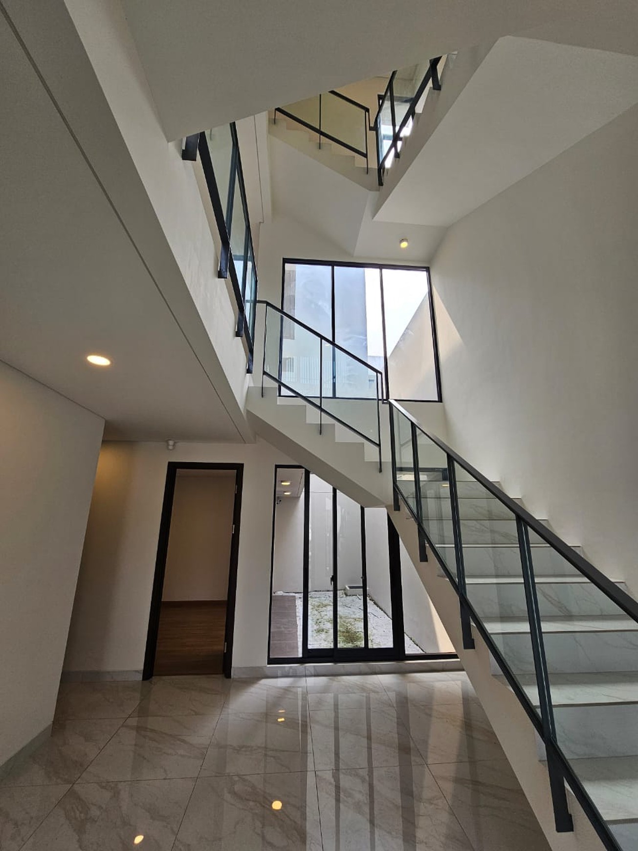 Rumah dekat taman Eonna BSD