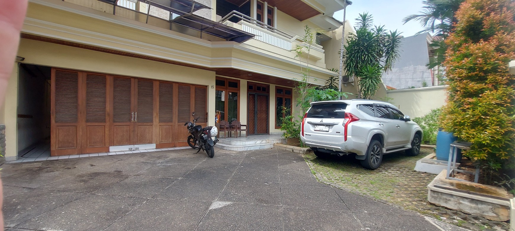 Rumah di Jalan Raya 2 lantai siap pakai di Rajawali Selatan, Gunung Sahari, Sawah Besar