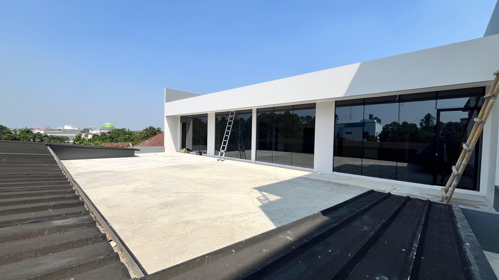 Gedung Premier SOHO 3,5 Lantai Bangunan Baru di Raden Inten Duren Sawit Jaktim