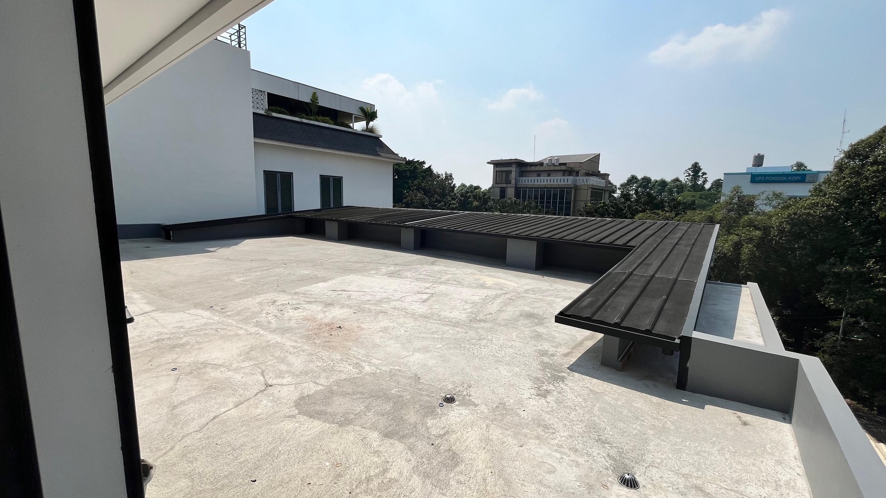 Gedung Premier SOHO 3,5 Lantai Bangunan Baru di Raden Inten Duren Sawit Jaktim