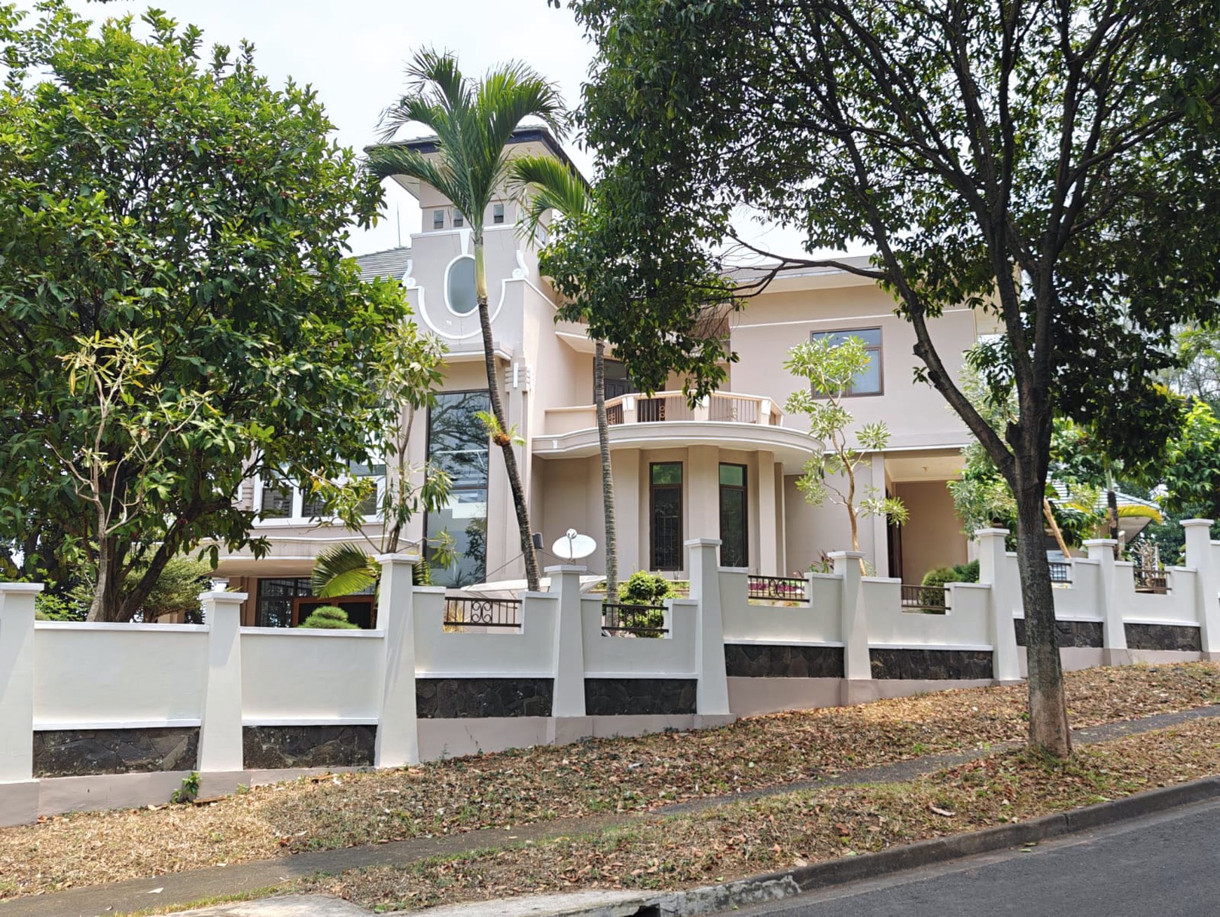 Disewakan 1500 M2 Rumah Villa The Taman Dayu - Full Furnished - Best View Gunung - Garasi Carport Luas - Lokasi Bagus Cluster Tertinggi 