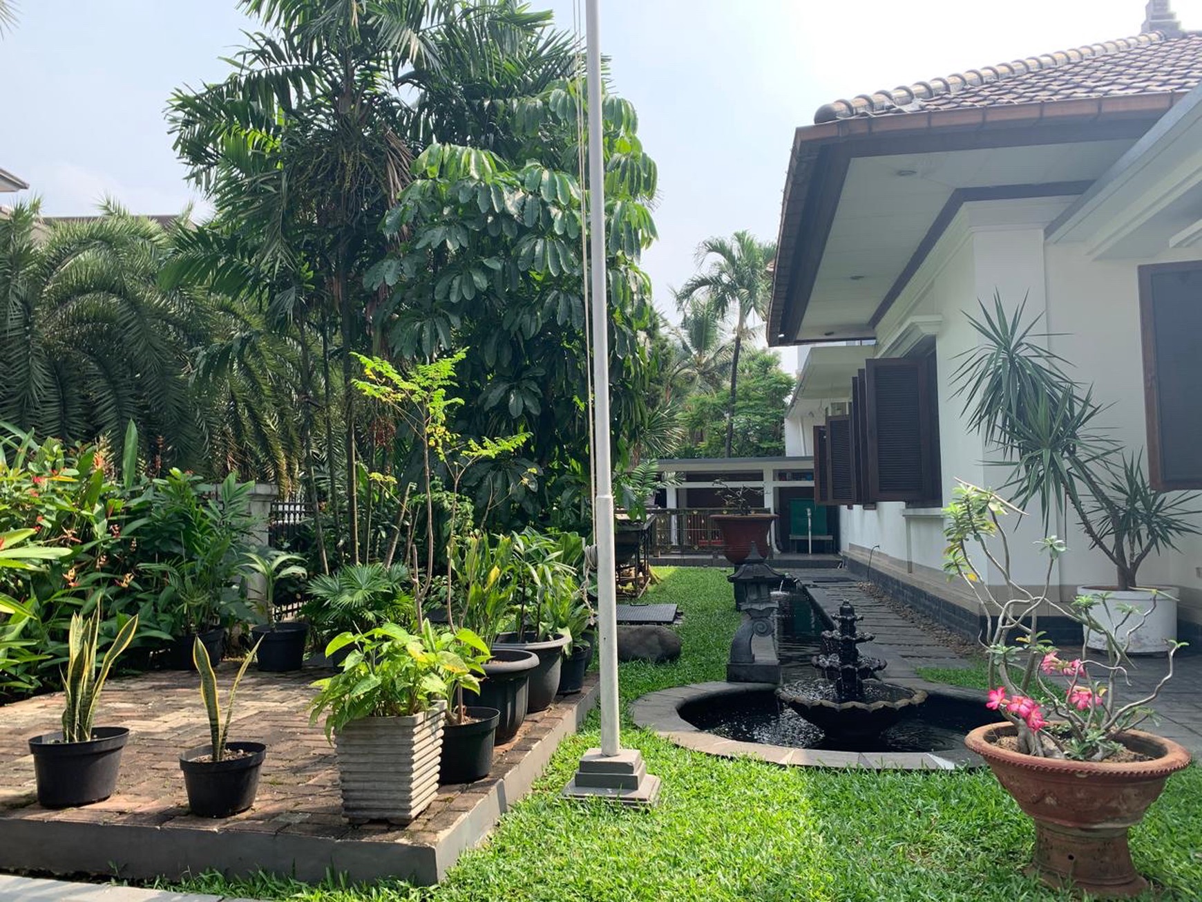Rumah Mewah Klasik by Hadiprana Strategis Belakang Citos
