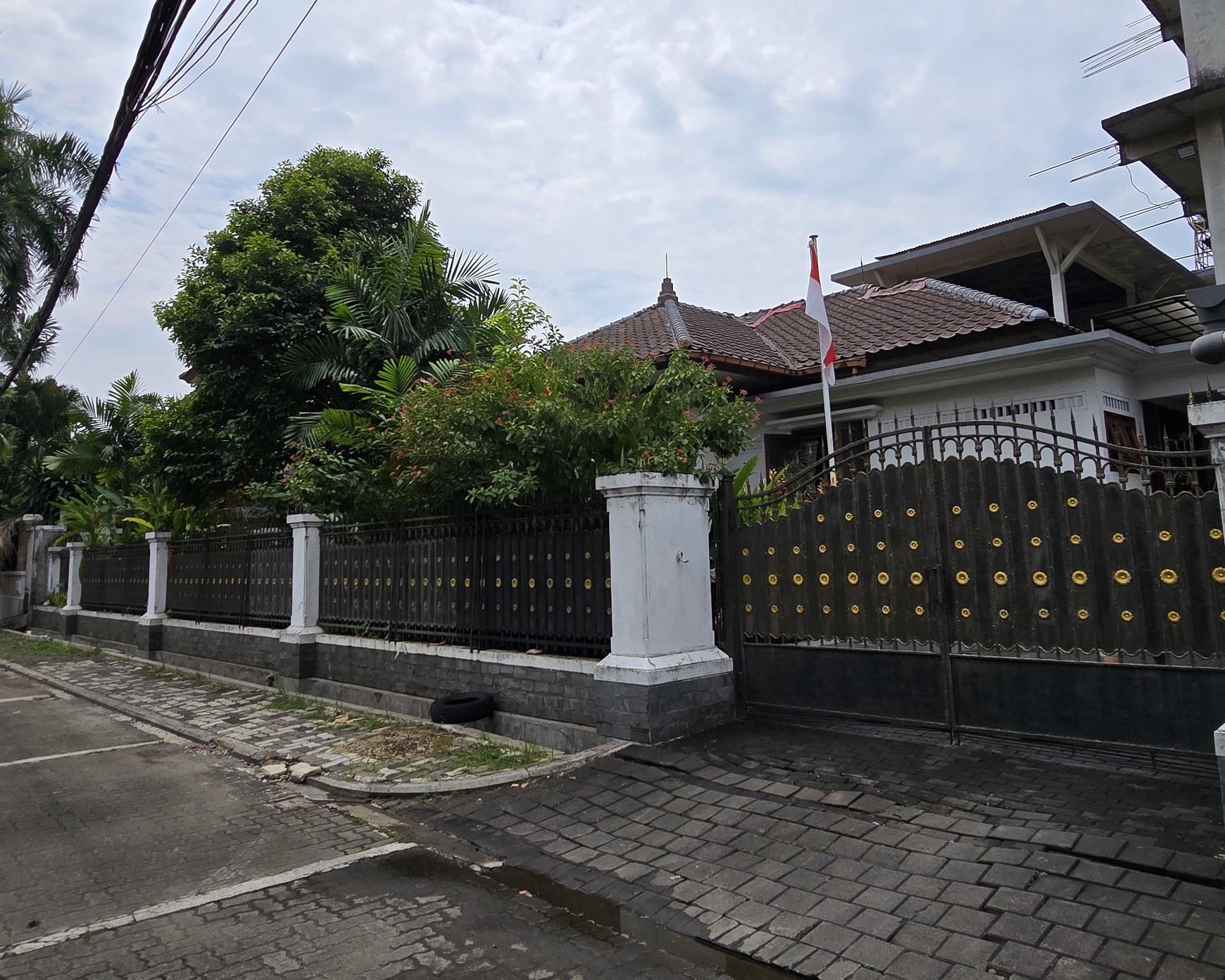 Rumah Mewah Klasik by Hadiprana Strategis Belakang Citos