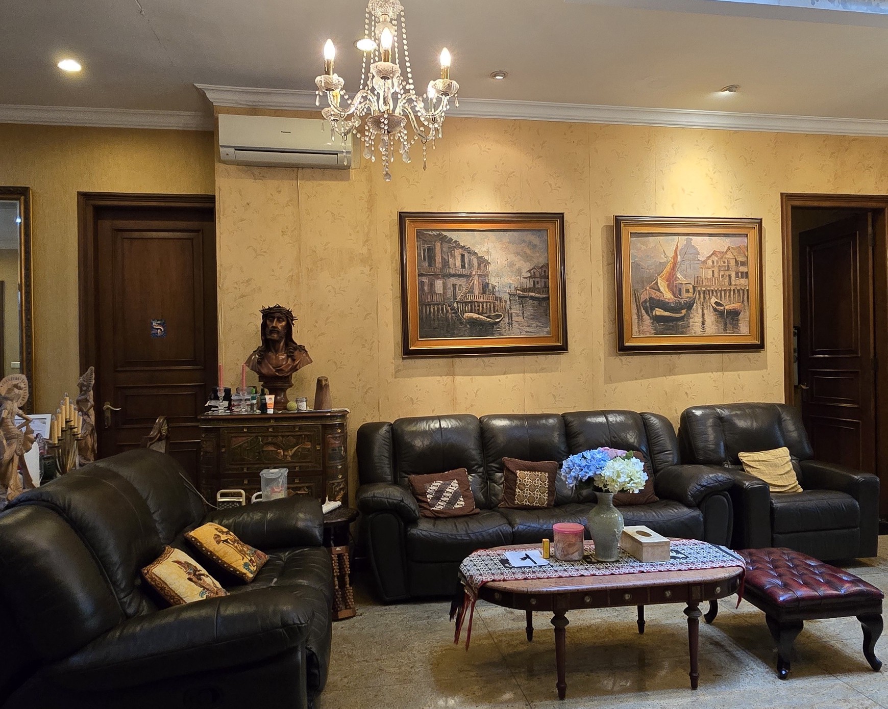Rumah Mewah Klasik by Hadiprana Strategis Belakang Citos