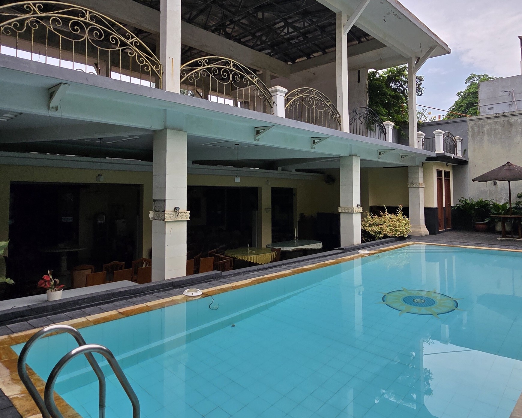 Rumah Mewah Klasik by Hadiprana Strategis Belakang Citos