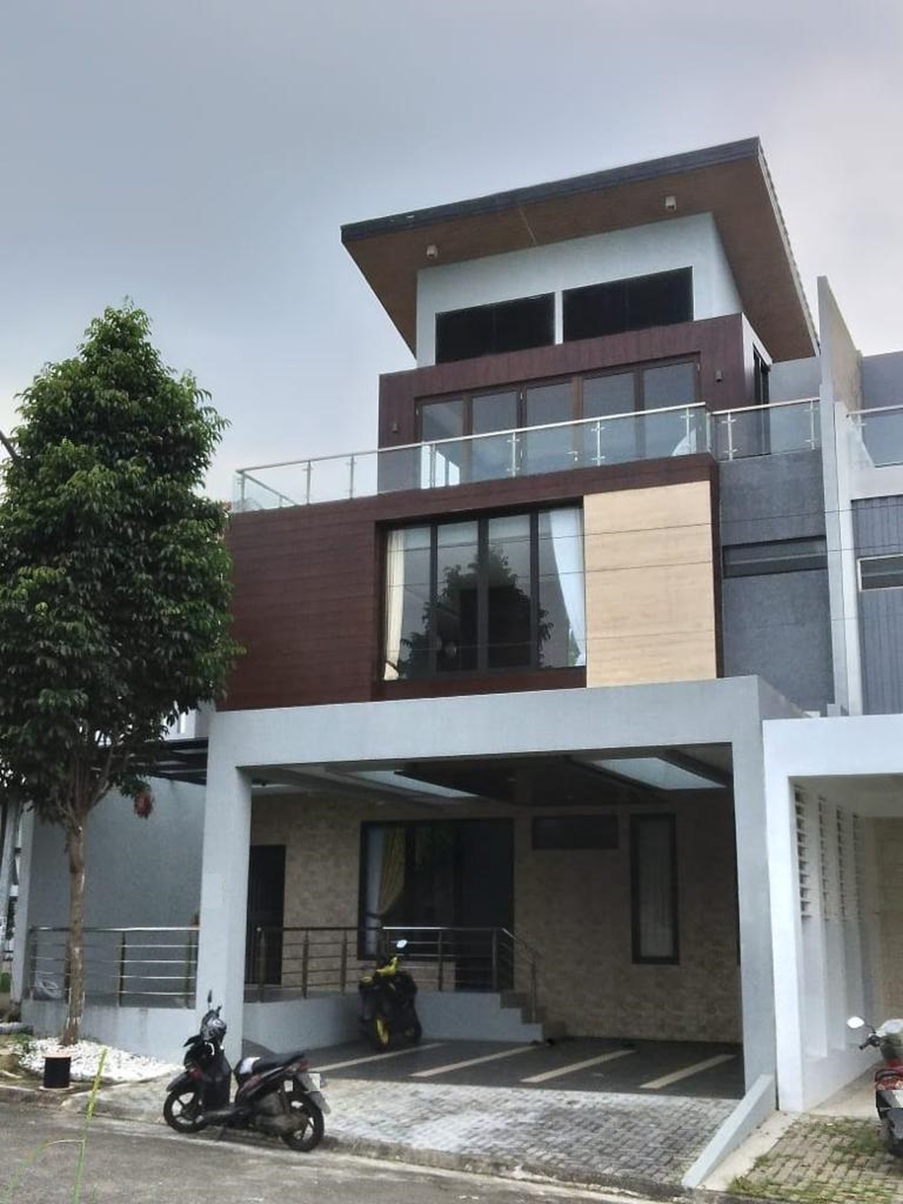 Rumah Bagus, 3 Lantai, lingkungan Nyaman dan Aman di Sentul