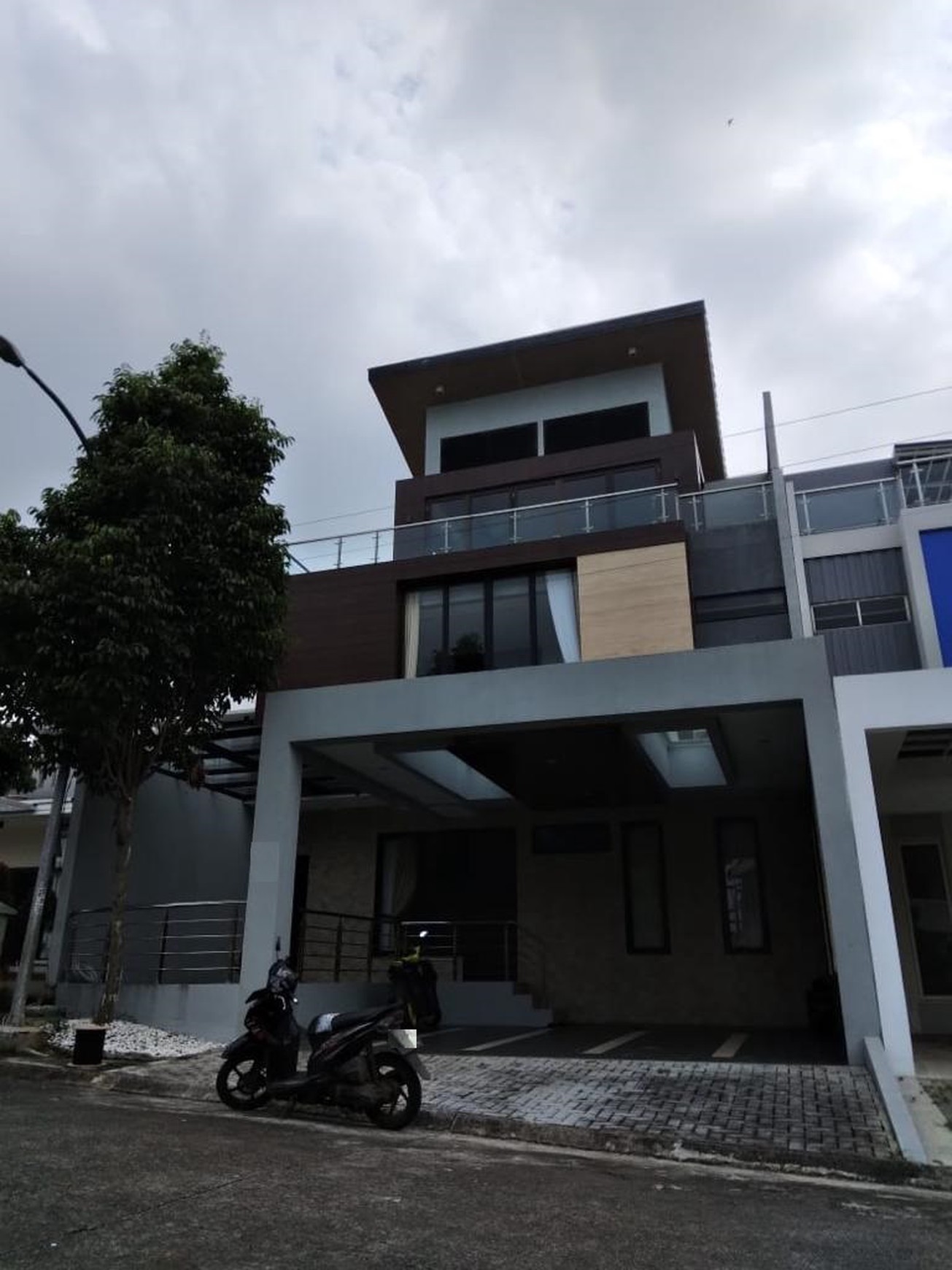 Rumah Bagus, 3 Lantai, lingkungan Nyaman dan Aman di Sentul