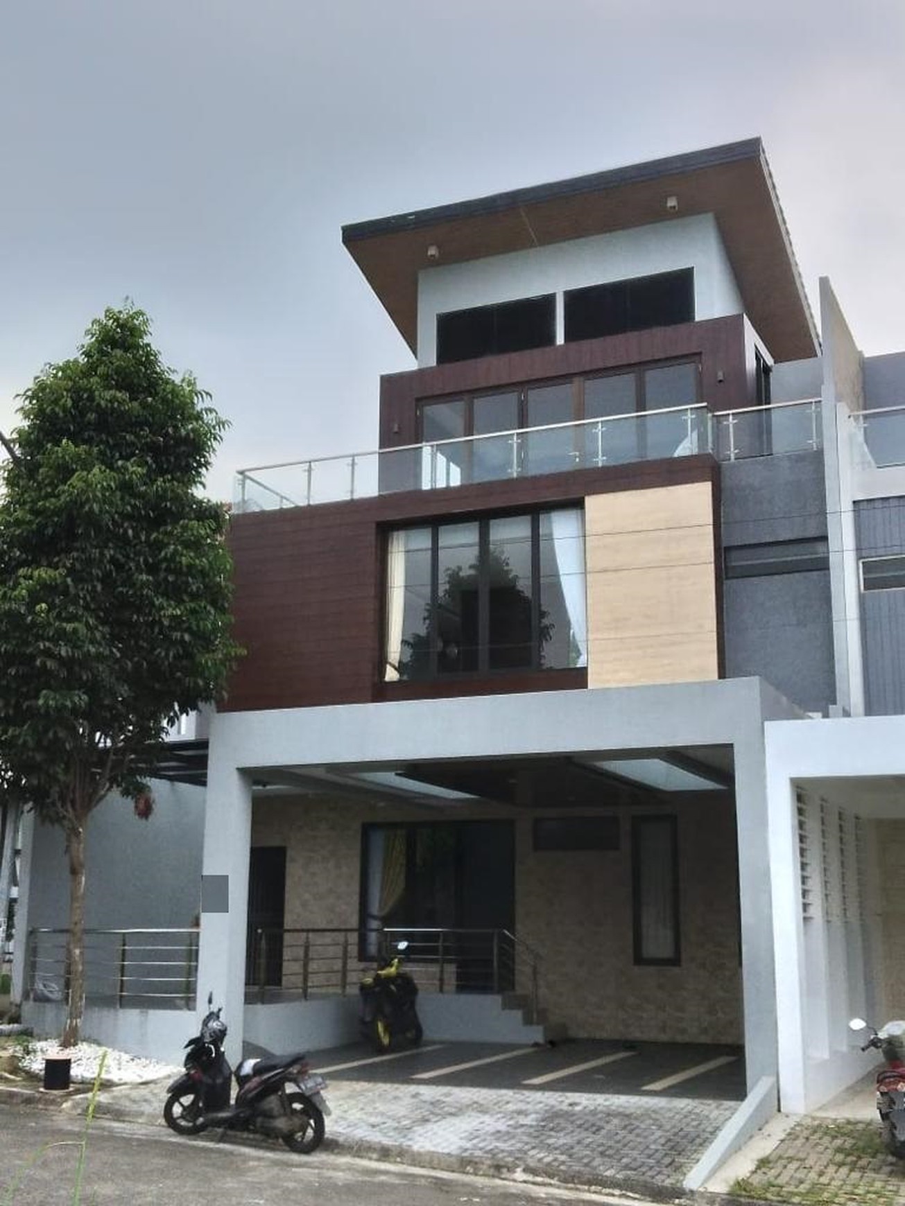 Rumah Bagus, 3 Lantai, lingkungan Nyaman dan Aman di Sentul