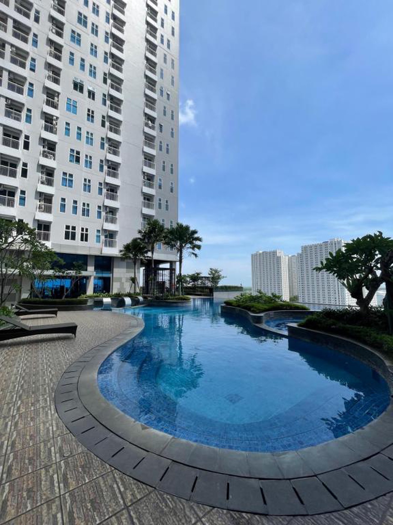 Disewakan Apartemen Murah Berlokasi Strategis dengan Good View di Pakuwon City Surabaya