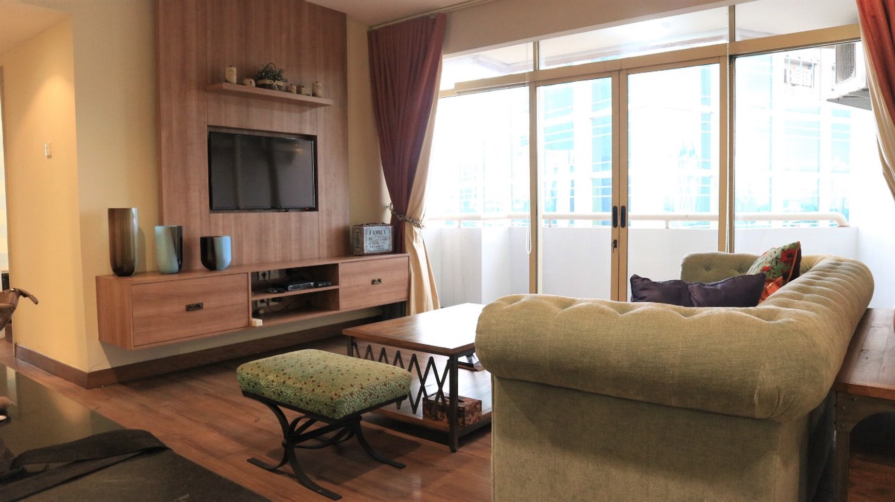 Dijual Apartemen Mewah 2+1BR di Slipi - Luas 118 m2, Fully Renovated, Lokasi Strategis!