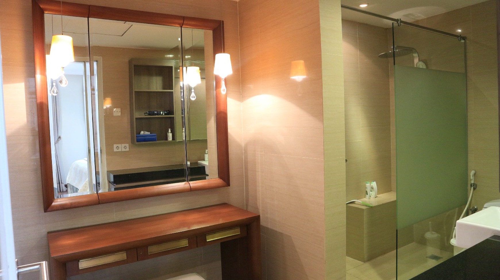 Dijual Apartemen Mewah 2+1BR di Slipi - Luas 118 m2, Fully Renovated, Lokasi Strategis!